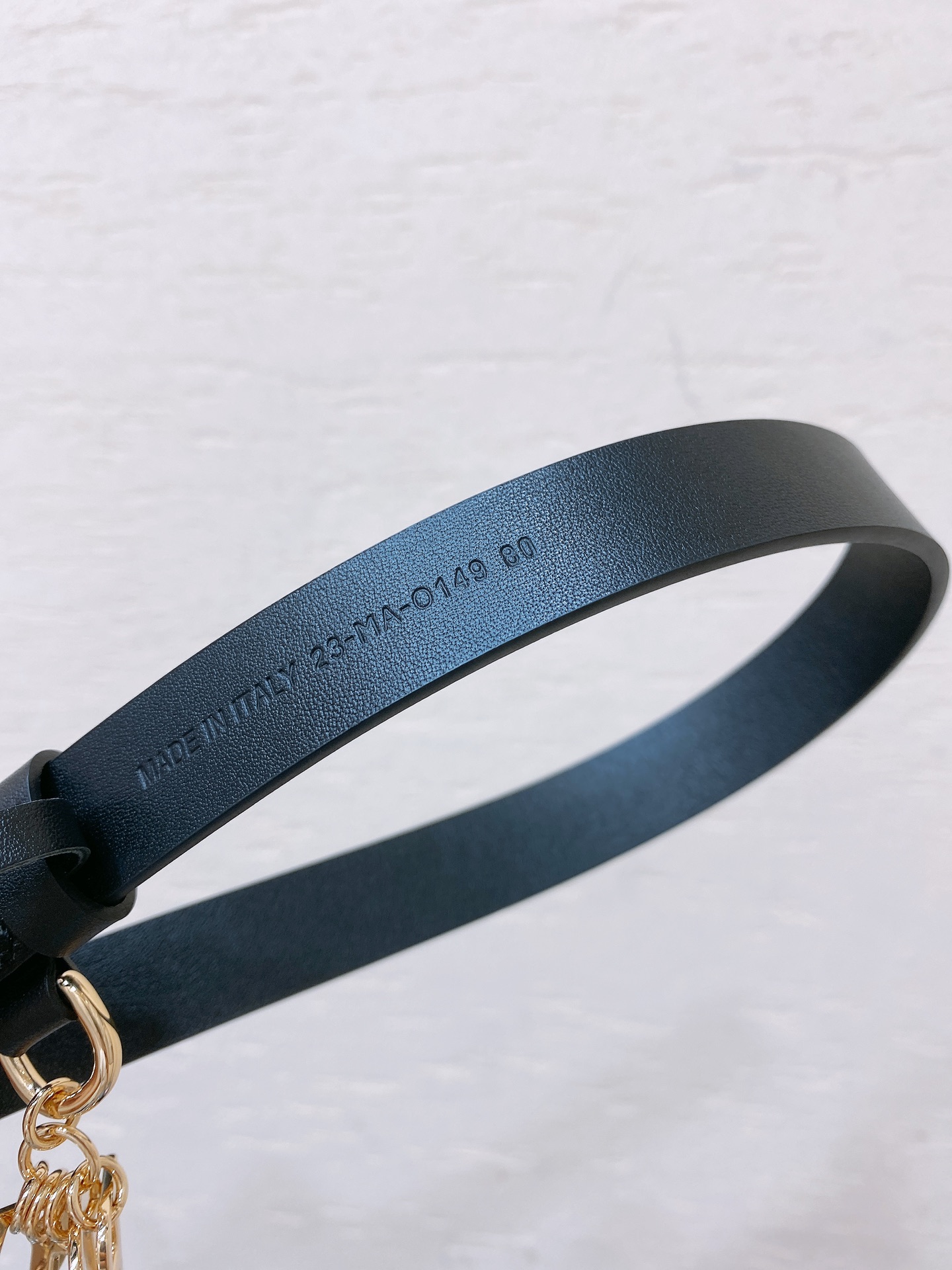 -dior 新CD针扣内侧饰以 Christian Dior Paris 标志 浅金色饰面金厲细节 浅金色饰面金属