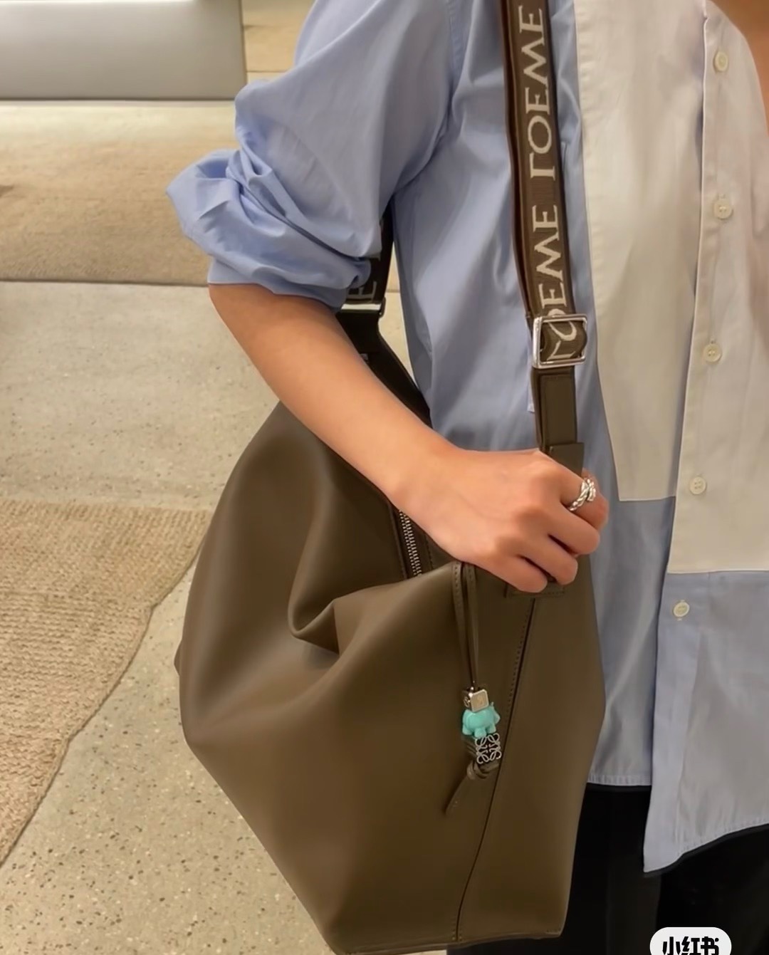 NO:342804,Large size Men's Cubi Latest Color Warm and Healing Low-key yet high-end. The space capacity is enough to put down your computer laptop. Casual business is OK. Men's postman bag19860909大号 男士Cubi 最新颜色 温暖治愈 低调不失高级感 空间容量足以放下电脑笔记本 休闲商务都可以～,男款邮差包,Bag