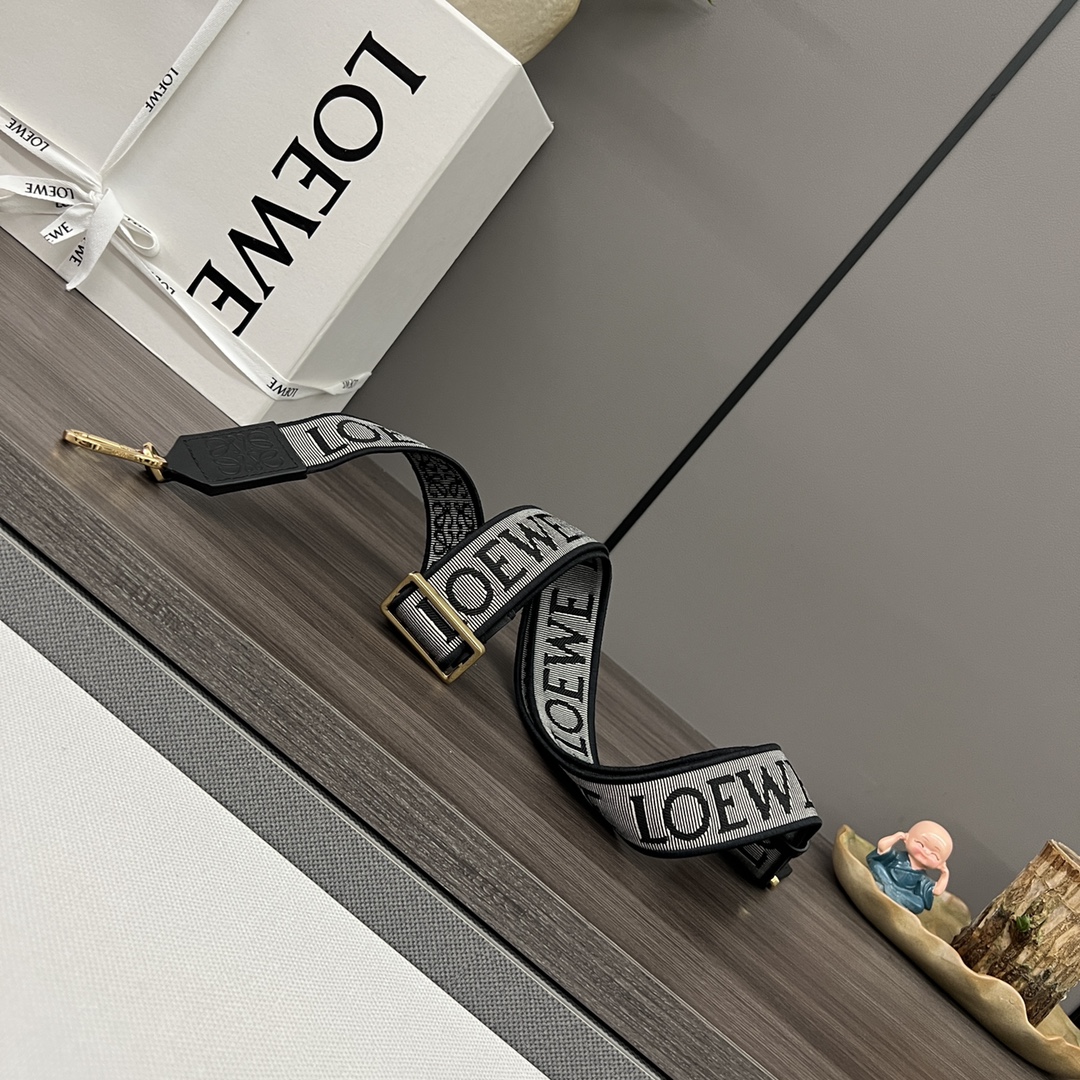 NO:659146,Anagram jacquard double-sided embroidered shoulder strap in stock black/gold buckle new product shoulder strap length 1050-40mm (adjustable length) model 651935, donut embroidered shoulder strap (purchased separately)19860909Anagram 提花双面刺绣肩带 现货 黑色/金扣新品 肩带长度1050-40mm（调节长度） 型号651935,甜甜圈 刺绣肩带（单独购买）,Bag