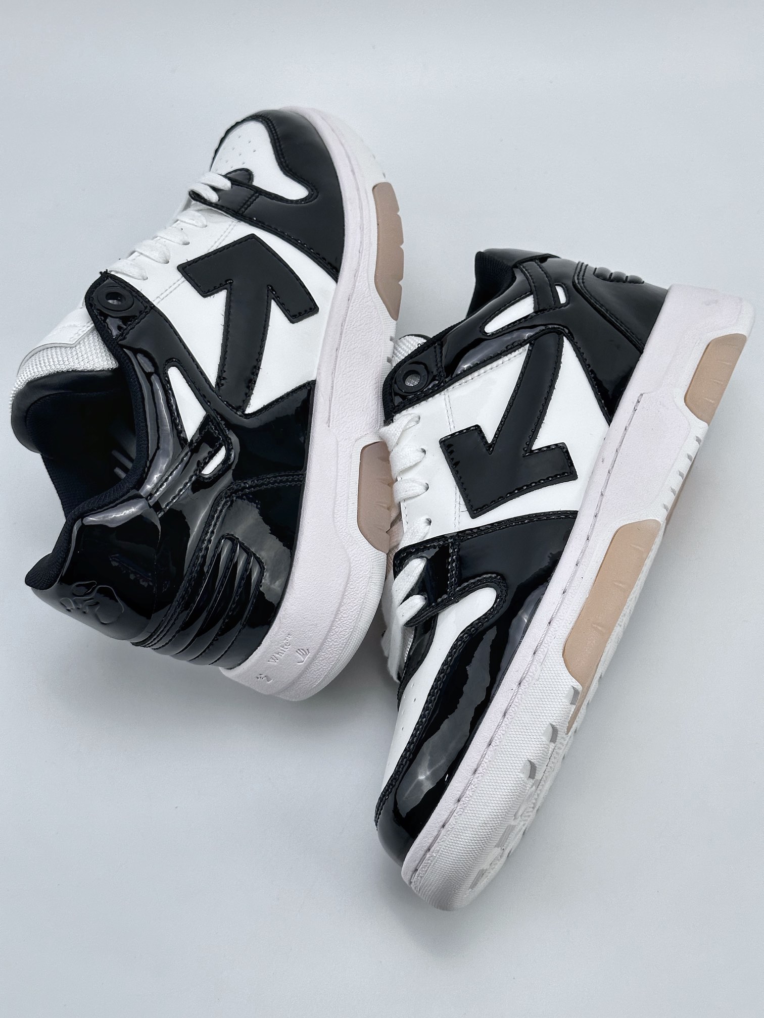 OFF- WHITE Out of Office black and white patent leather OMIA189S22LEA0020110