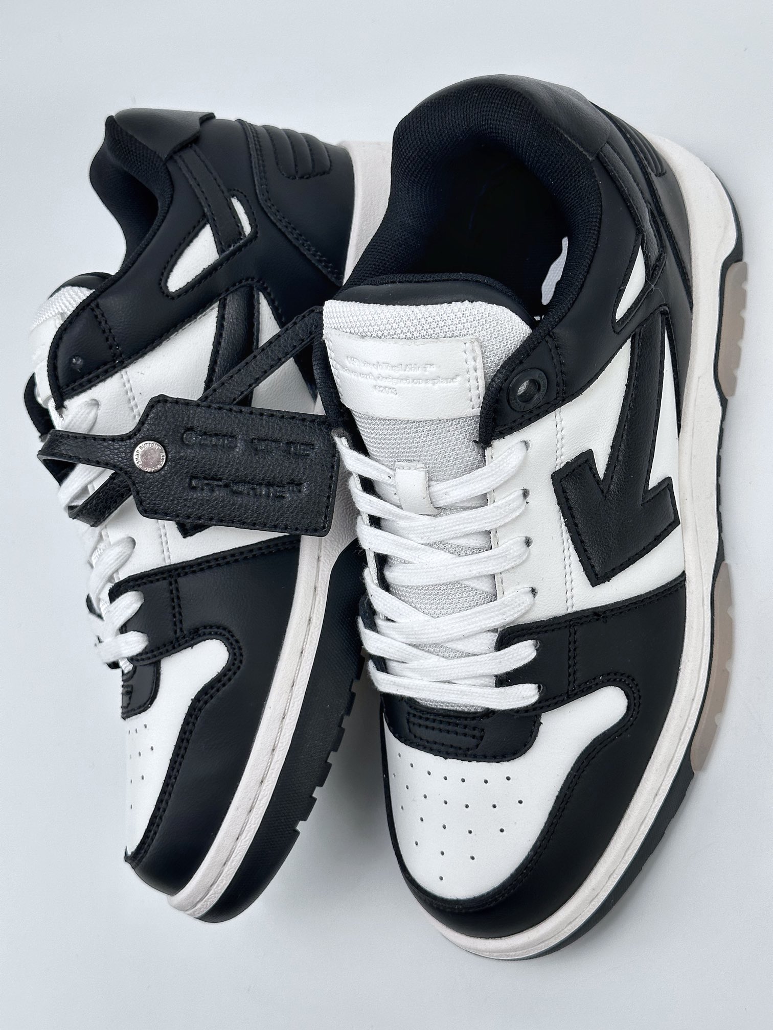 OFF- WHITE Out of Office OMIA189S22LEA0010110