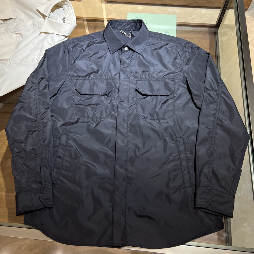 NO:515082,New, DG double pocket details windbreaker material shirt jacket. Metal concealed button, fabric texture is good, can be worn alone or outside. Color: black, milky white. Size: 38-39-40-41-42=S-XXL.,,jackets & coats,shirts,alexander wang19860909上新,DG双口袋细节风衣料衬衫款外套.金属暗扣款,面料质感不错可单穿可外搭. 颜色:黑,奶白色. 尺码:38-39-40-41-42=S-XXL.,,jackets & coats,shirts,alexander wang,Men's clothing