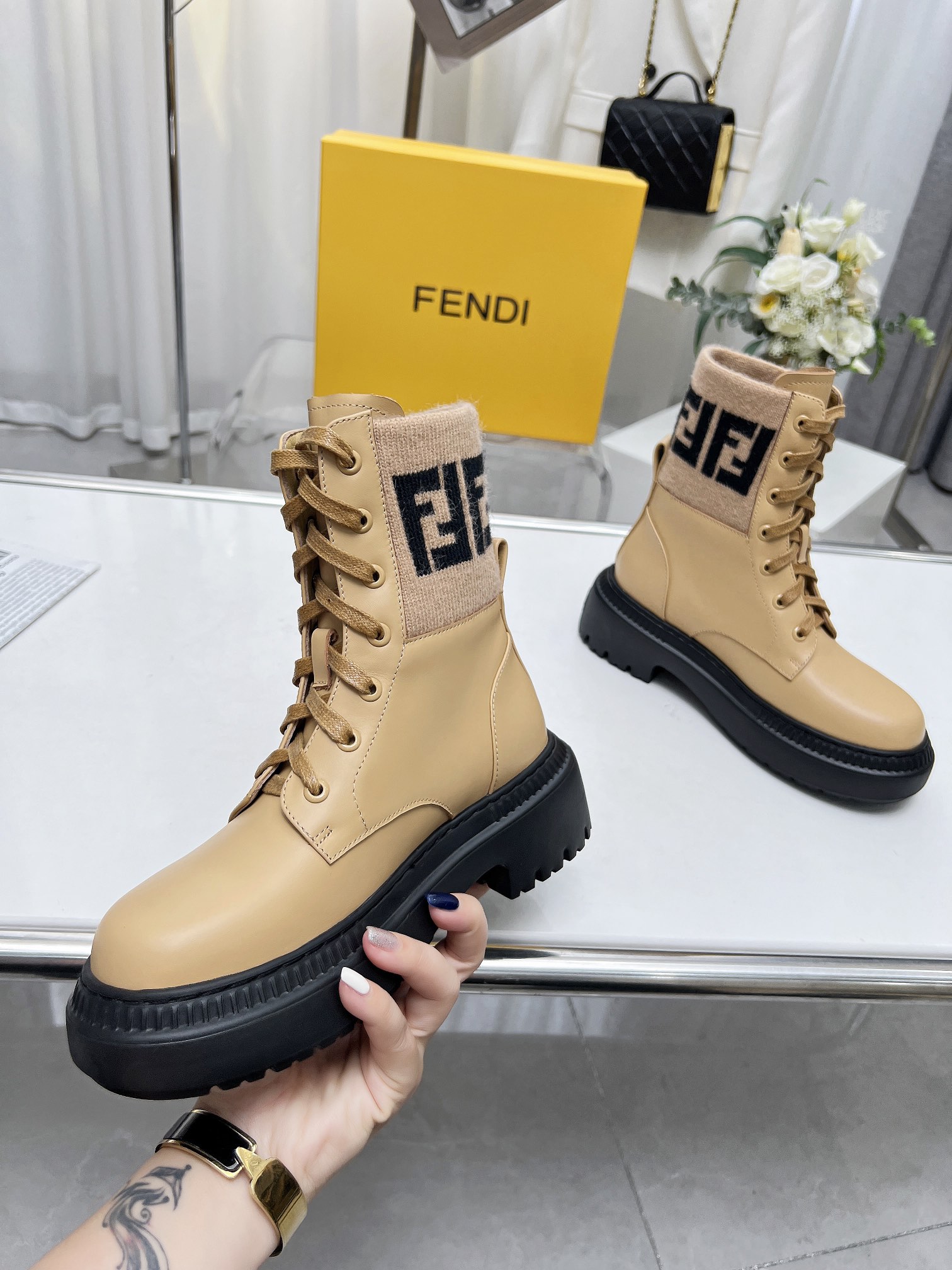 2023 Nuevo Fendi Knight Boots Botas planas TERRITORY de piel de becerro suave, Color 2 Color: Negro;