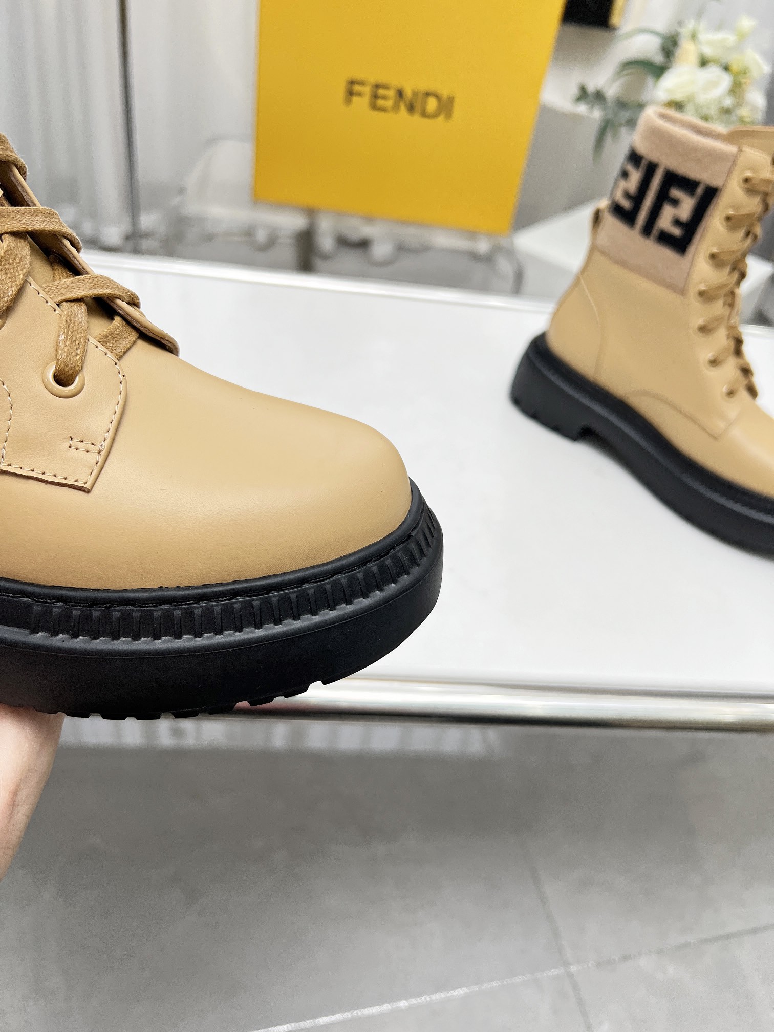 2023 Nuevo Fendi Knight Boots Botas planas TERRITORY de piel de becerro suave, Color 2 Color: Negro;