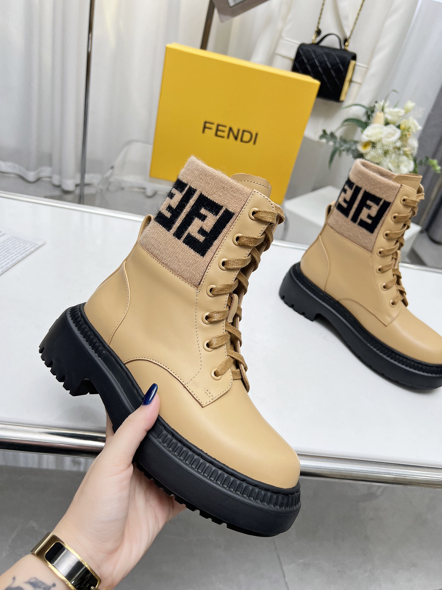 2023 Nuevo Fendi Knight Boots Botas planas TERRITORY de piel de becerro suave, Color 2 Color: Negro;