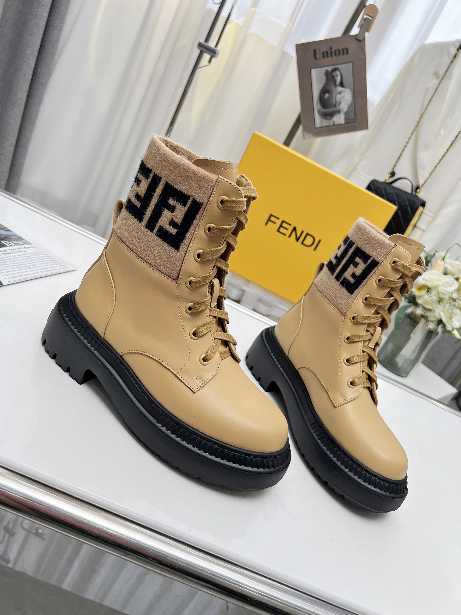 2023 Nuevo Fendi Knight Boots Botas planas TERRITORY de piel de becerro suave, Color 2 Color: Negro;