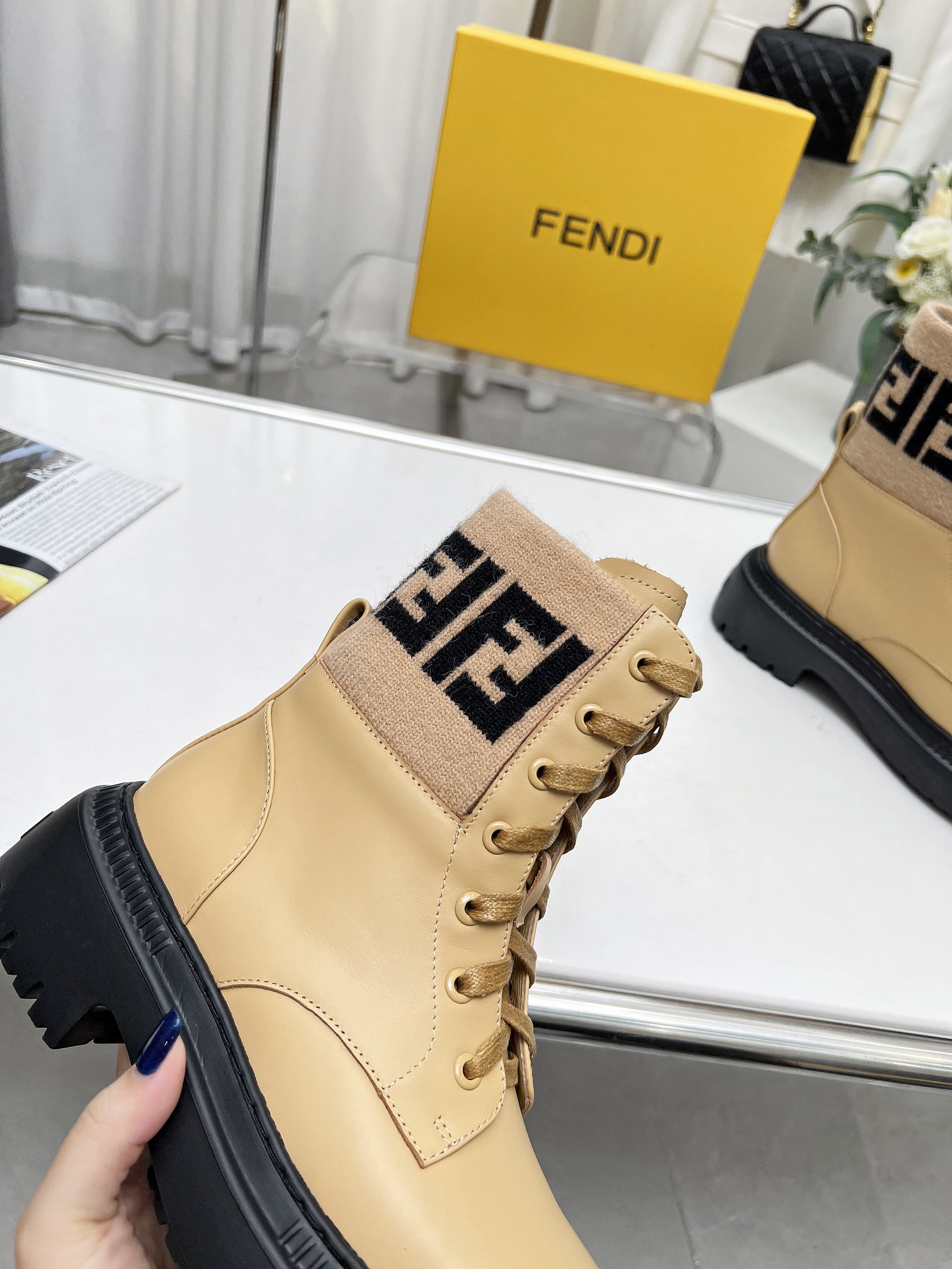 2023 Nuevo Fendi Knight Boots Botas planas TERRITORY de piel de becerro suave, Color 2 Color: Negro;