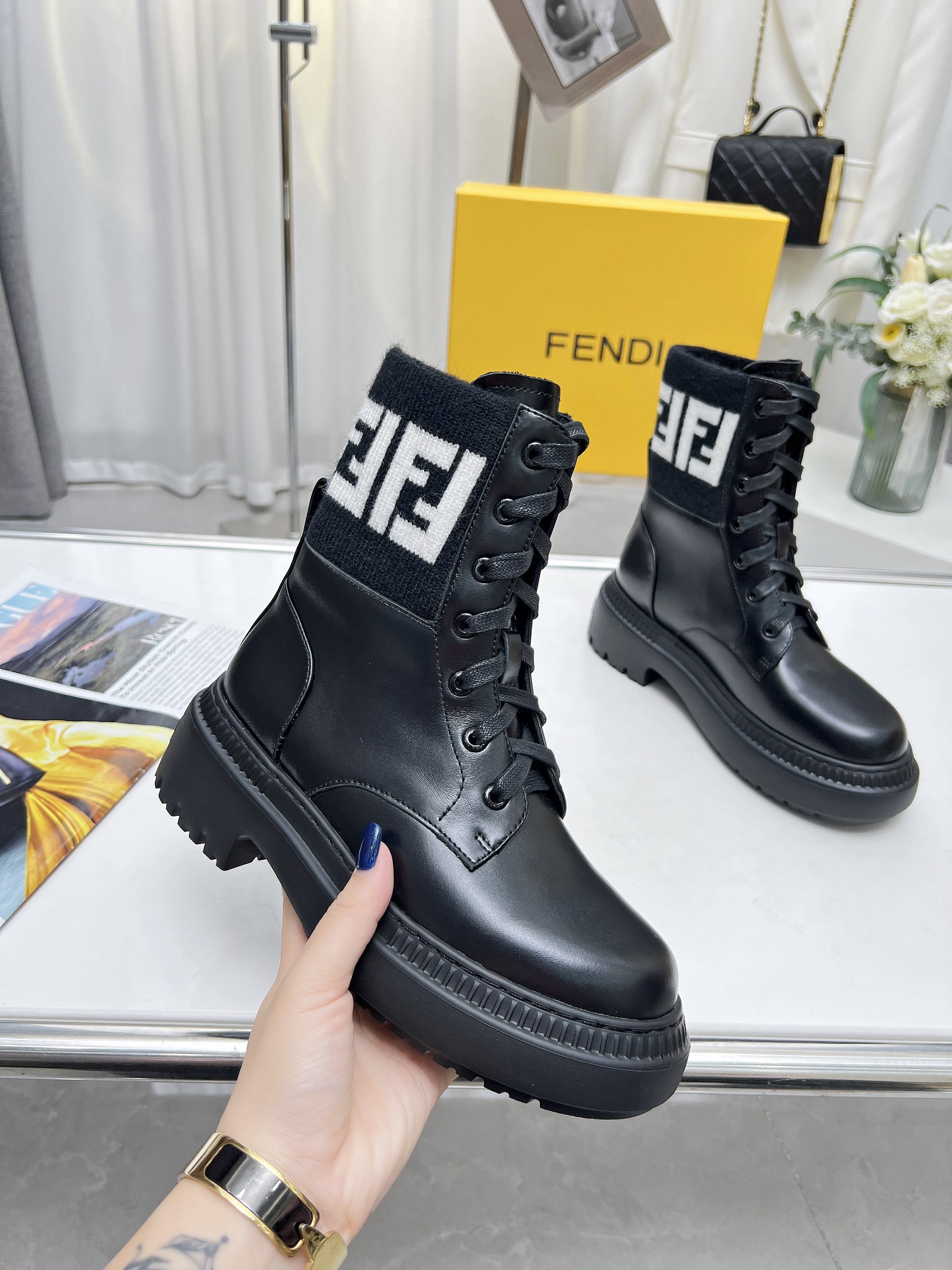 2023 Nuevo Fendi Knight Boots Botas planas TERRITORY de piel de becerro suave, Color 2 Color: Negro;