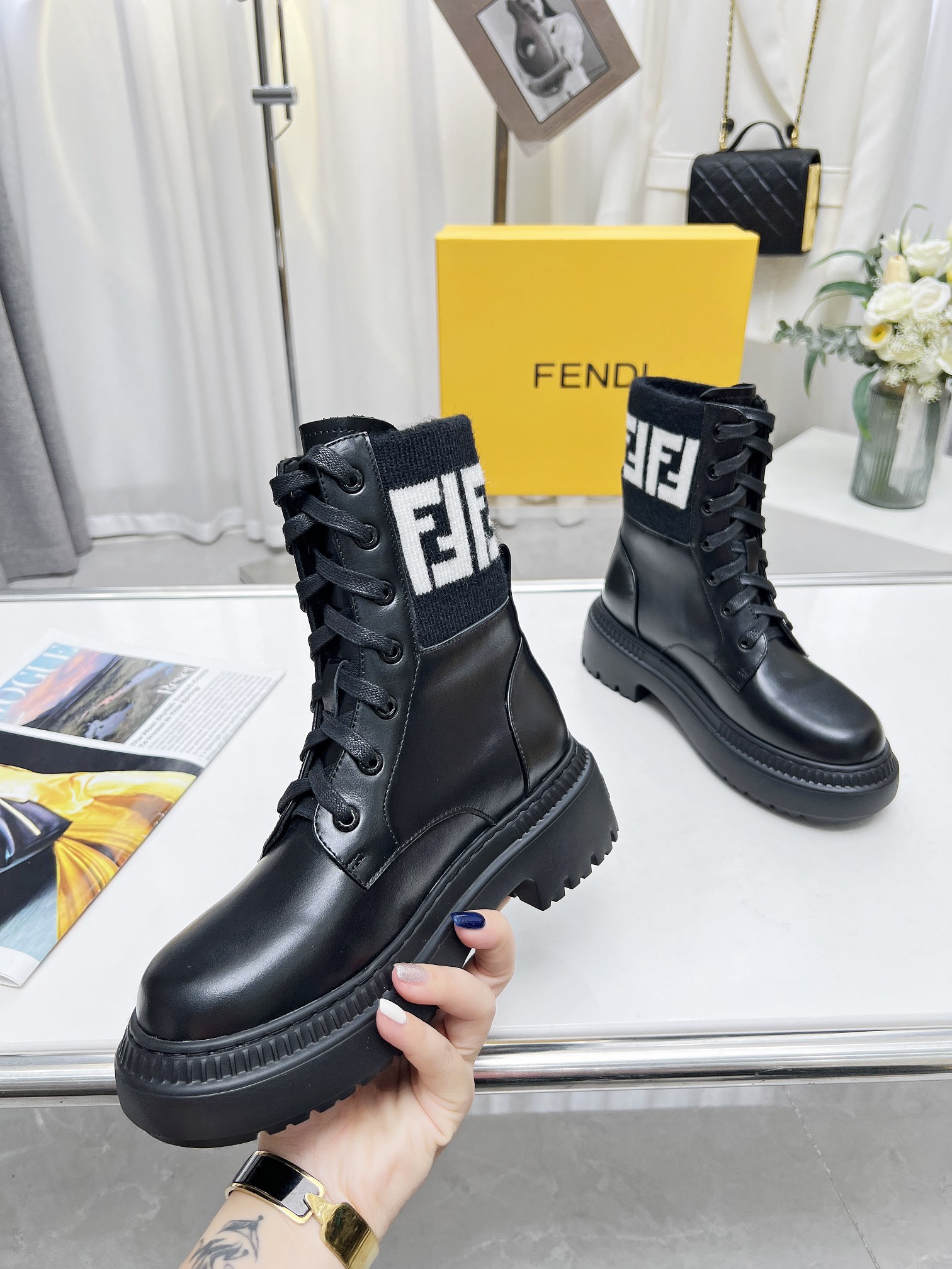 2023 Nuevo Fendi Knight Boots Botas planas TERRITORY de piel de becerro suave, Color 2 Color: Negro;