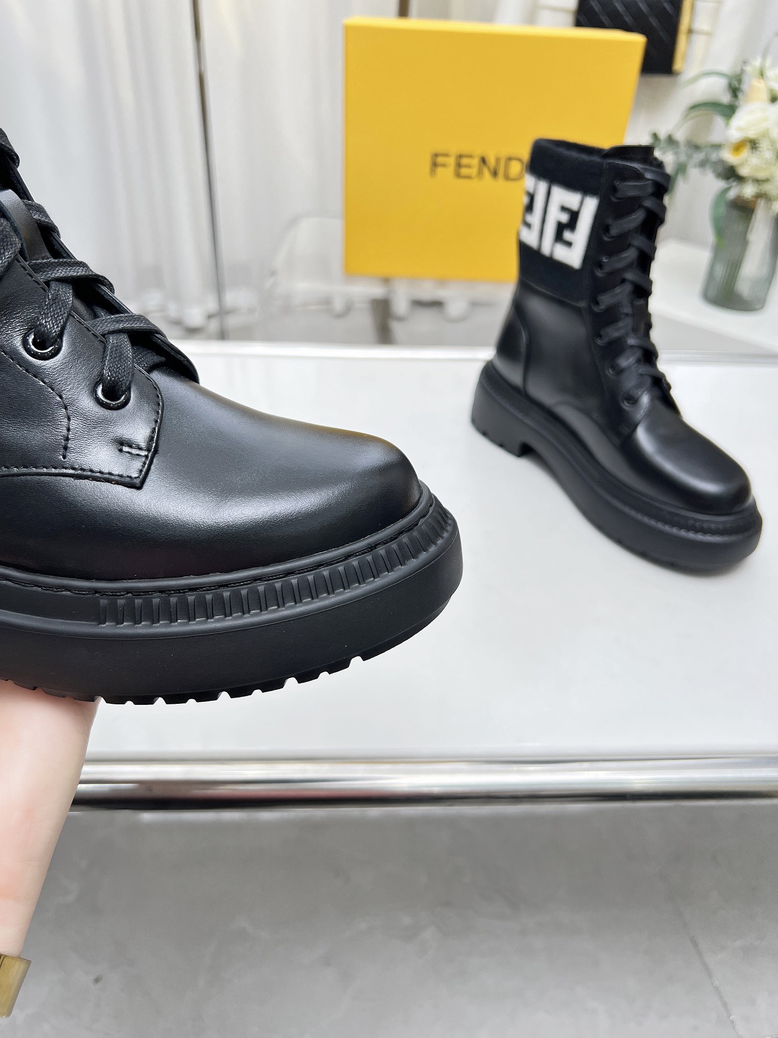 2023 Nuevo Fendi Knight Boots Botas planas TERRITORY de piel de becerro suave, Color 2 Color: Negro;
