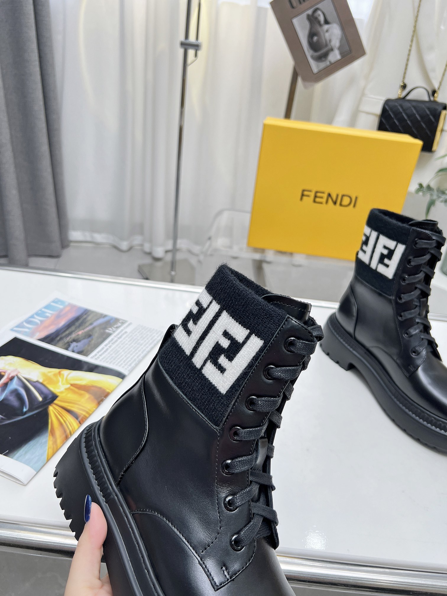 2023 Nuevo Fendi Knight Boots Botas planas TERRITORY de piel de becerro suave, Color 2 Color: Negro;