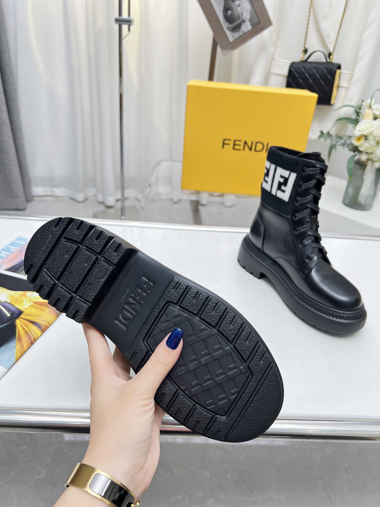 2023 Nuevo Fendi Knight Boots Botas planas TERRITORY de piel de becerro suave, Color 2 Color: Negro;