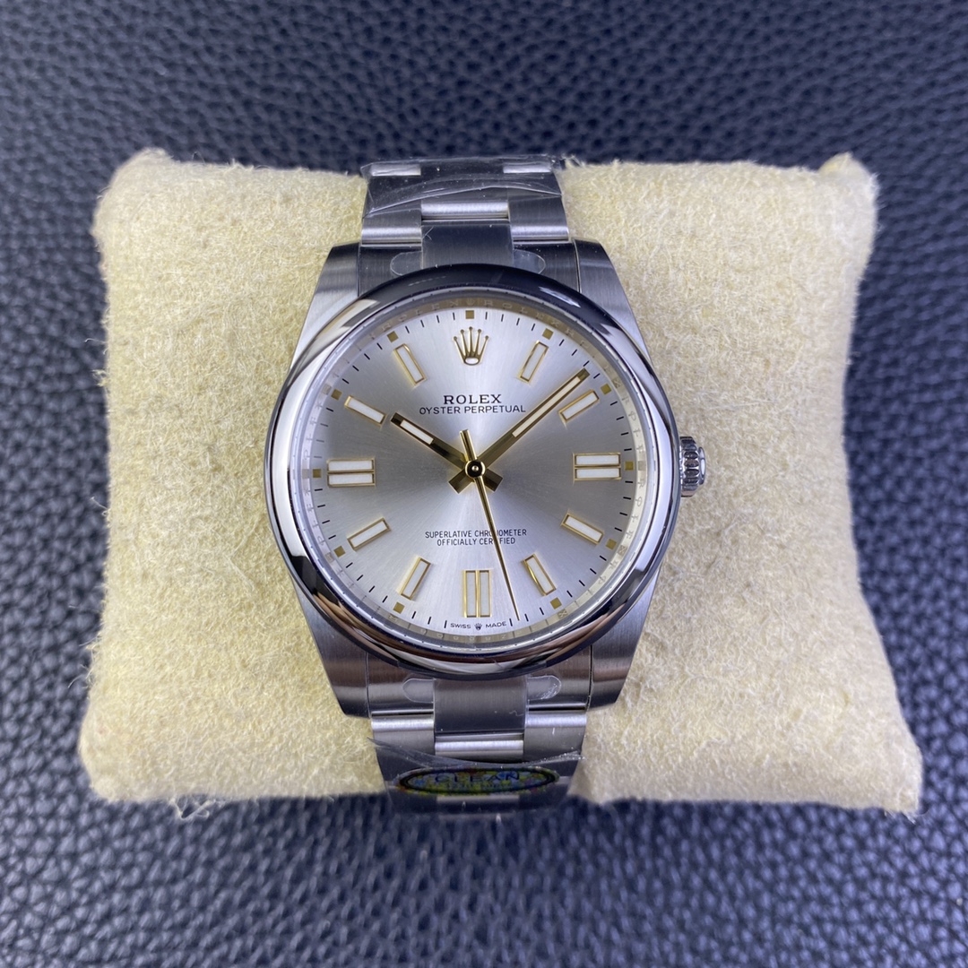 NO:144483,Clean Factory/C Factory Rolex Oyster Perpetual 124300 3230 movement shipped. This time, the 41mm perpetual movable is equipped with the 3230 movement. It is completely one-to-one. Then there is a comparison of authenticity and falsehood. All accessories are very similar, especially Tiffany Blue. It costs nearly w yuan to disassemble one-to-one. Familiar watch friends know that the price of the same silver-faced genuine product is only about 50,000, but Tiffany Blue is once priced to w  clean because of the special color matching. Everyone can see the pursuit of details. The logo on the buckle is also a major breakthrough in craftsmanship. CNC engraving, regular shape and bright light treatment on the inside. Luminous powder uses the original sl blue luminous powder, so it is accompanied by roughness and black spots to speciality. Watch friends who have played or seen it should not be too unfamiliar. This is already a unique attribute of Rolex. The Tiffany Blue color matching is added later.  And the comparison of Tiffany blue with genuine product price w, which is popular, the dial has been damaged beyond recognition. This watch is completely scrapped, christian louboutin, tiffany, rolex19860909clean厂/c厂 劳力士蚝式恒动124300 3230机芯出货 本次41mm恒动搭载3230机芯 完全一比一开模 随后附上真假对比 所有配件相似度极高,特别是蒂芙尼蓝色 花费近w元一比一拆解 .熟悉的表友都知道,同款银面真品价格才5w左右,但是蒂芙尼蓝因为配色的特殊性 价格一度被炒到w  clean对于细节的追求大家有目共睹.表扣上的logo也是工艺的一大突破.cnc雕刻,形状规整 并且内侧伴有亮光处理. 夜光粉使用原厂sl blue夜光粉,所以伴随粗糙以及黑点到特殊性.玩过或者见过的表友应该都不会太陌生.这已经是劳力士特有的属性. 后续增加蒂芙尼蓝配色 以及附上真品价格w的蒂芙尼蓝对比 喜闻乐见 表盘已经损坏的面目全非 这只表完全报废,,christian louboutin,tiffany,rolex,Watch