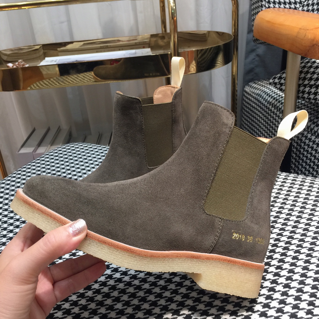 Classic Chelsea Boots: Timeless Style for All Seasons, Available in Multiple Sizes