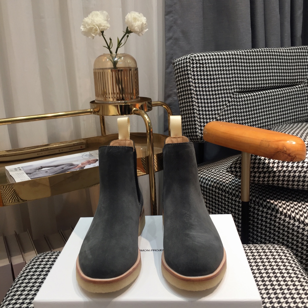 “Classic Chelsea Boots: Timeless Style for All Seasons, Available in Various Sizes”