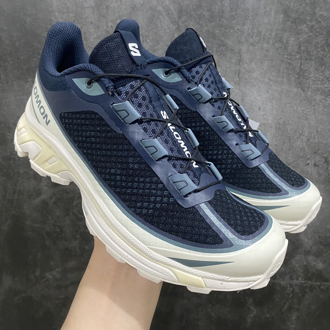 【绿x版】 Salomon XT-6 FTn萨洛蒙复古潮流户外机能登山跑鞋 卡其灰nn纯原外贸平台特供订单 耗时半年巨作 全套原纸板楦头开发 原厂特供网布配套加持 确保原汁原味 完美呈现版型 原档数据独家私模五层组合大底 男女鞋同步官方开发至46.5 原装Ortholite轻量化鞋垫 中底布带钢印编号 原厂TPU锁扣 进口港宝加持 后跟自然饱满 还原公司包裹性 鞋面以“锯齿”状的包裹系统呈现 在基色底之下加入了各种色点缀 将公司的最新技术和时尚前卫的造型融入耐用的长跑款式中 鞋面由 TPU 薄膜制成 并焊接在高耐磨网眼上 使其既时尚又坚固 由 ACS底盘支撑 可增强稳定性和支撑力 以及由橡胶凸耳 Contragrip外底覆盖的 EVA 缓冲中底 旨在应对崎岖的地形 鞋舌上的彩色Salomon 标签、Quicklace 系统以及鞋头、鞋舌和鞋跟上的附加品牌使细节更加完美 让穿着者可以轻松驾驭户外与通勤下的任何运动生活场景 无缝鞋身户外随意纵横 颜值与脚感兼备 出街通勤 绝对非常吸睛 你值得拥有 尺码：36 36.5 37.5 38 38.5 39 40 40.5 41 42 42.5 43 44 44.5 45 46 46.5-莆田鞋批发中心