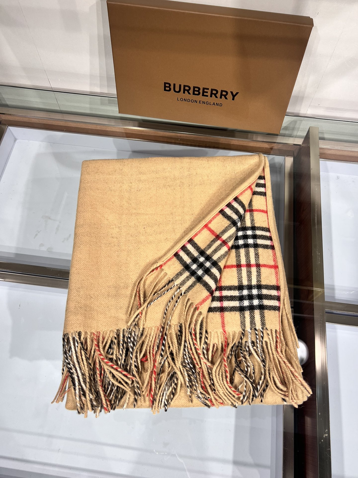 💟✨✨专柜官网同步发售！BURBERRY限量款斗篷披肩重磅！！满满的都是细节打造！！此款B格披风是巴宝莉