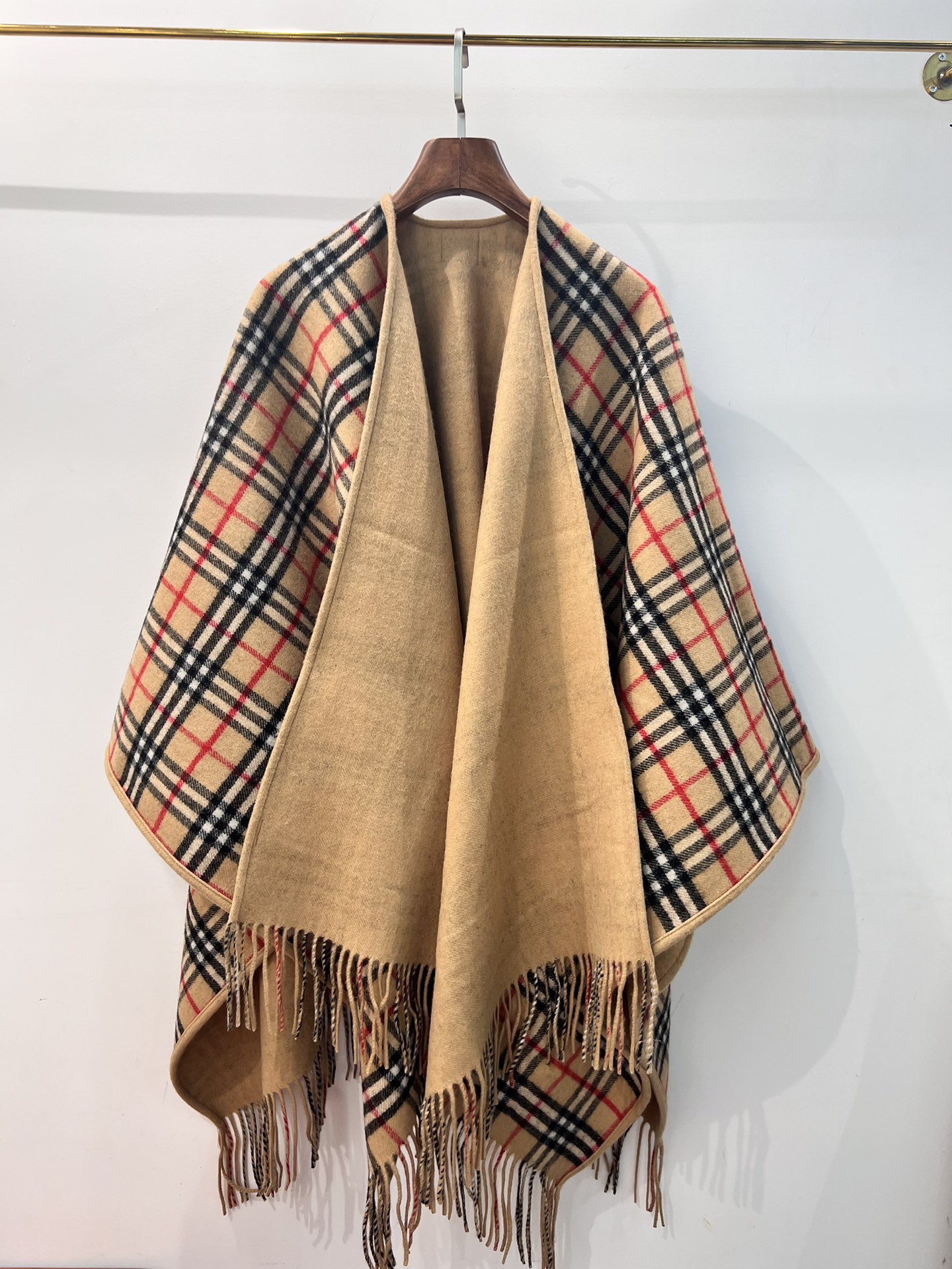 💟✨✨专柜官网同步发售！BURBERRY限量款斗篷披肩重磅！！满满的都是细节打造！！此款B格披风是巴宝莉