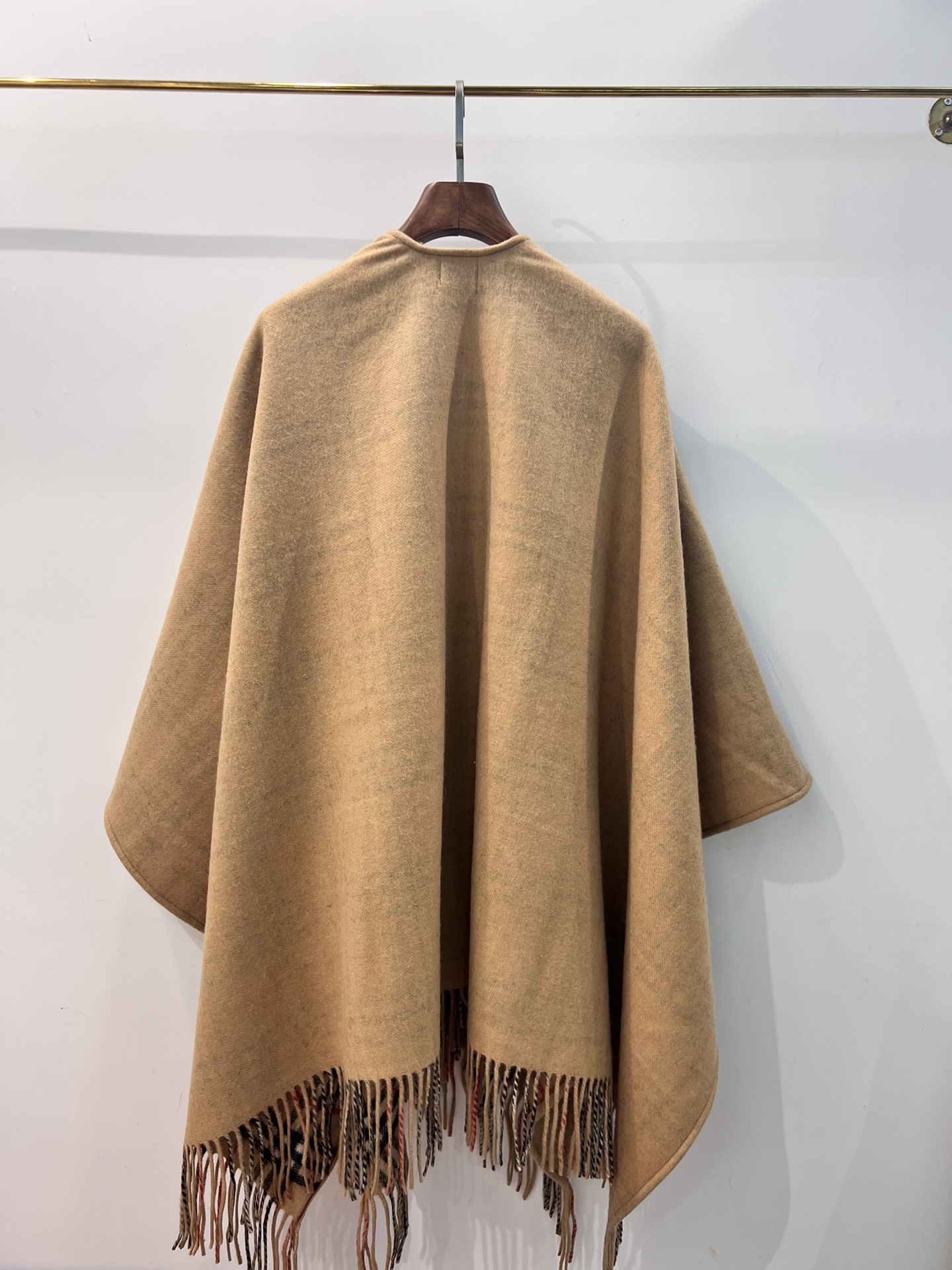 💟✨✨专柜官网同步发售！BURBERRY限量款斗篷披肩重磅！！满满的都是细节打造！！此款B格披风是巴宝莉