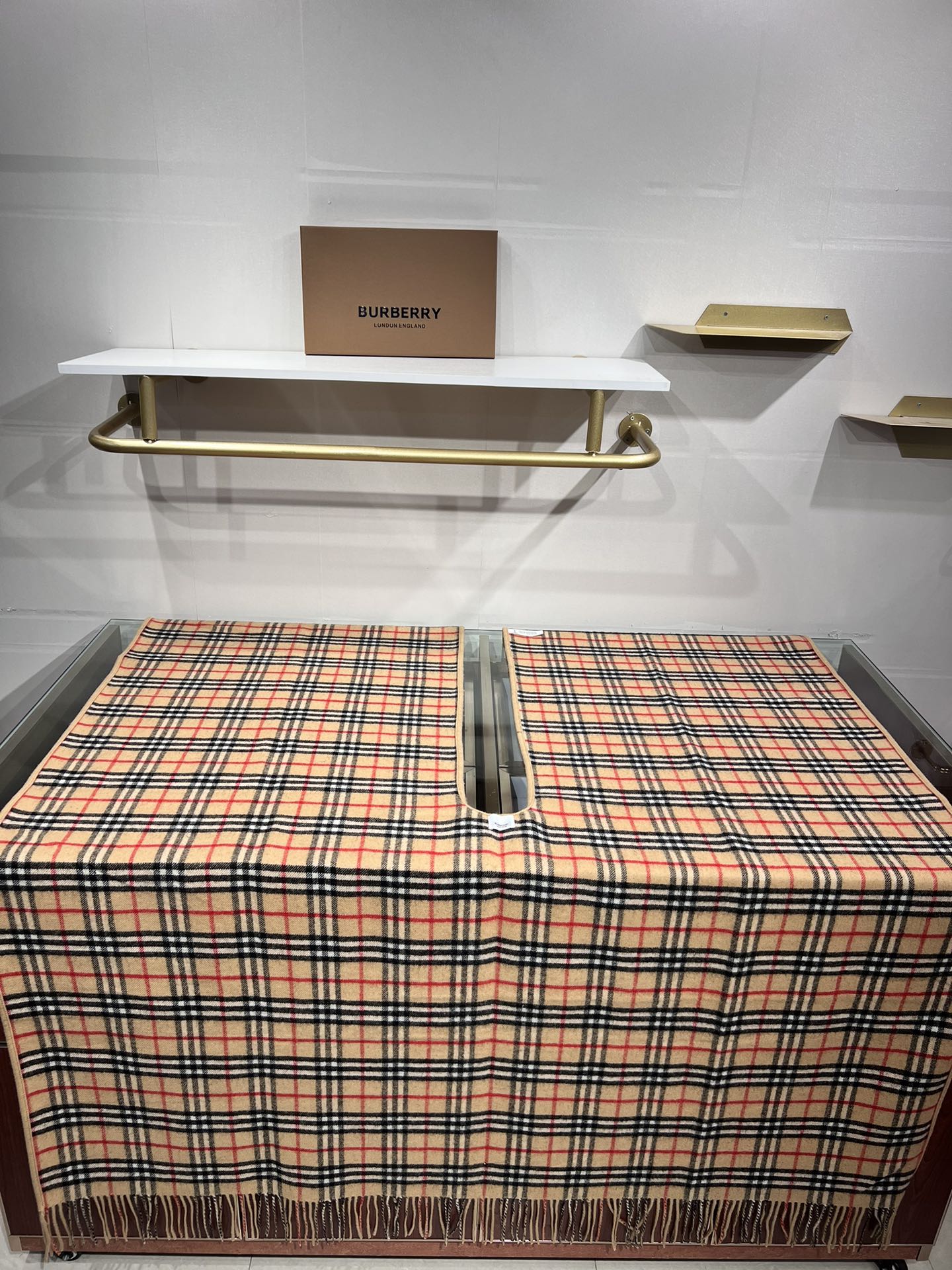 💟✨✨专柜官网同步发售！BURBERRY限量款斗篷披肩重磅！！满满的都是细节打造！！此款B格披风是巴宝莉