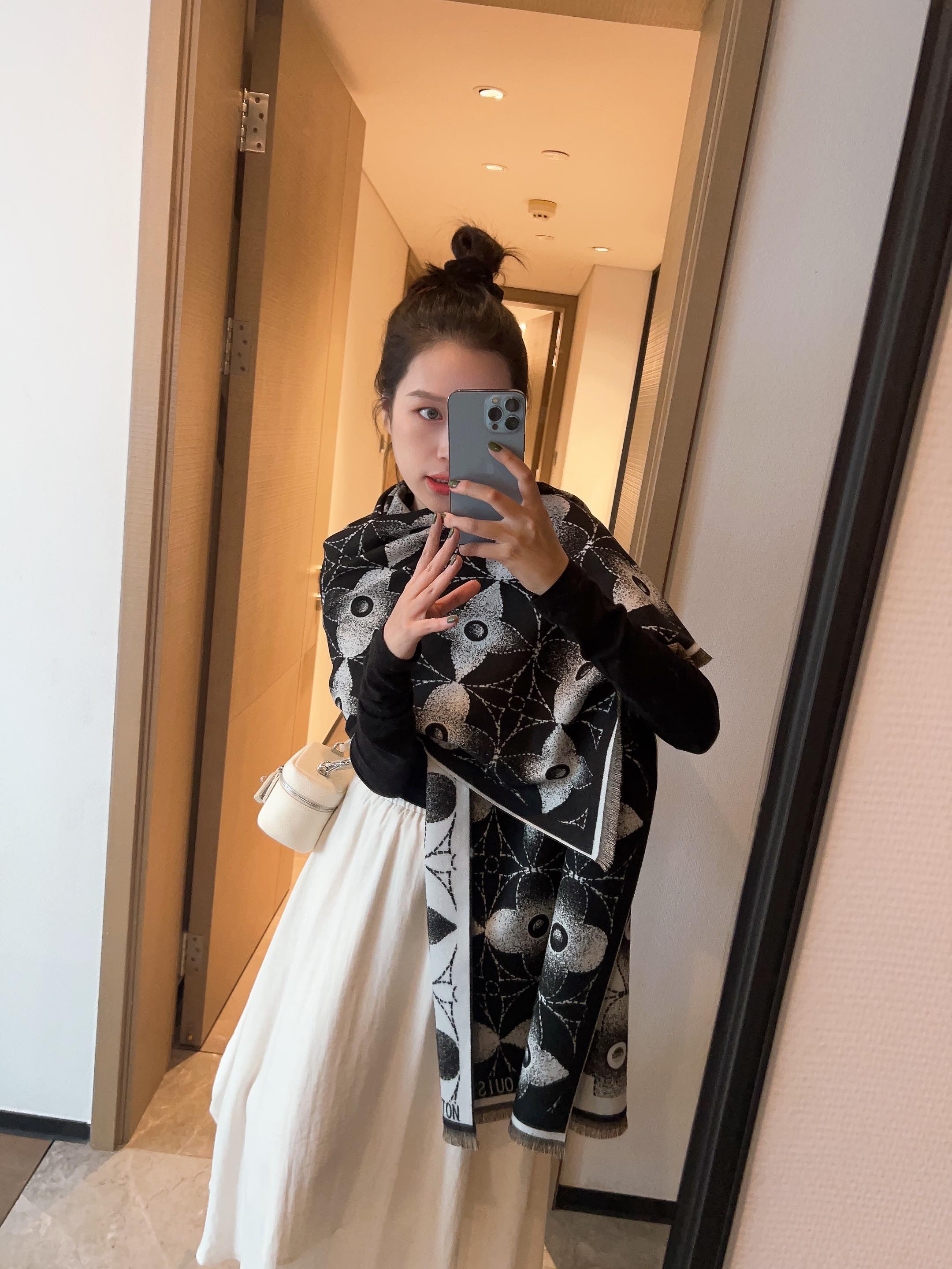 NO:162990,The new counter is synchronized with Chanel crystal velvet. I really like the original 1:1 customization [LV jacquard long scarf] Miss LV long scarf is made of fine and light silk wool blend, eye-catching presentation Monogram pattern and tassel trim, and the Louis Vuitton logo embellishes the bottom edge. The design is perfect, it is highly recommended that you don’t have a slow hand and don’t buy it at the counter. The price is really good. This size is not big or small, and it is very easy to match. The quality is super easy to get. The high-end quality will be understood. The high-end details are what you see and what you get is the heavy and huge VIP customer must-have recommendation 18065, ordinary scarf, chanel, louis vuitton, louis vuitton19860909批香奈儿水晶绒上新专柜同步 真心赞原版1:1定制【LV提花长围巾】Miss LV 长围巾取材细密轻盈的丝毛混纺,醒目呈现 Monogram 图案与流苏饰边,更有路易威登标识点缀底边.设计完美,强烈推荐手慢无千万别去专柜买绝对一模一样,价格真心好,这个size不大不小特别好搭配,品质超级好拿到手就会懂的高端品质,高端细节所见即所得重磅巨献VIP客户必入推荐18065,普通围巾,chanel,louis vuitton,louis vuitton,scarf