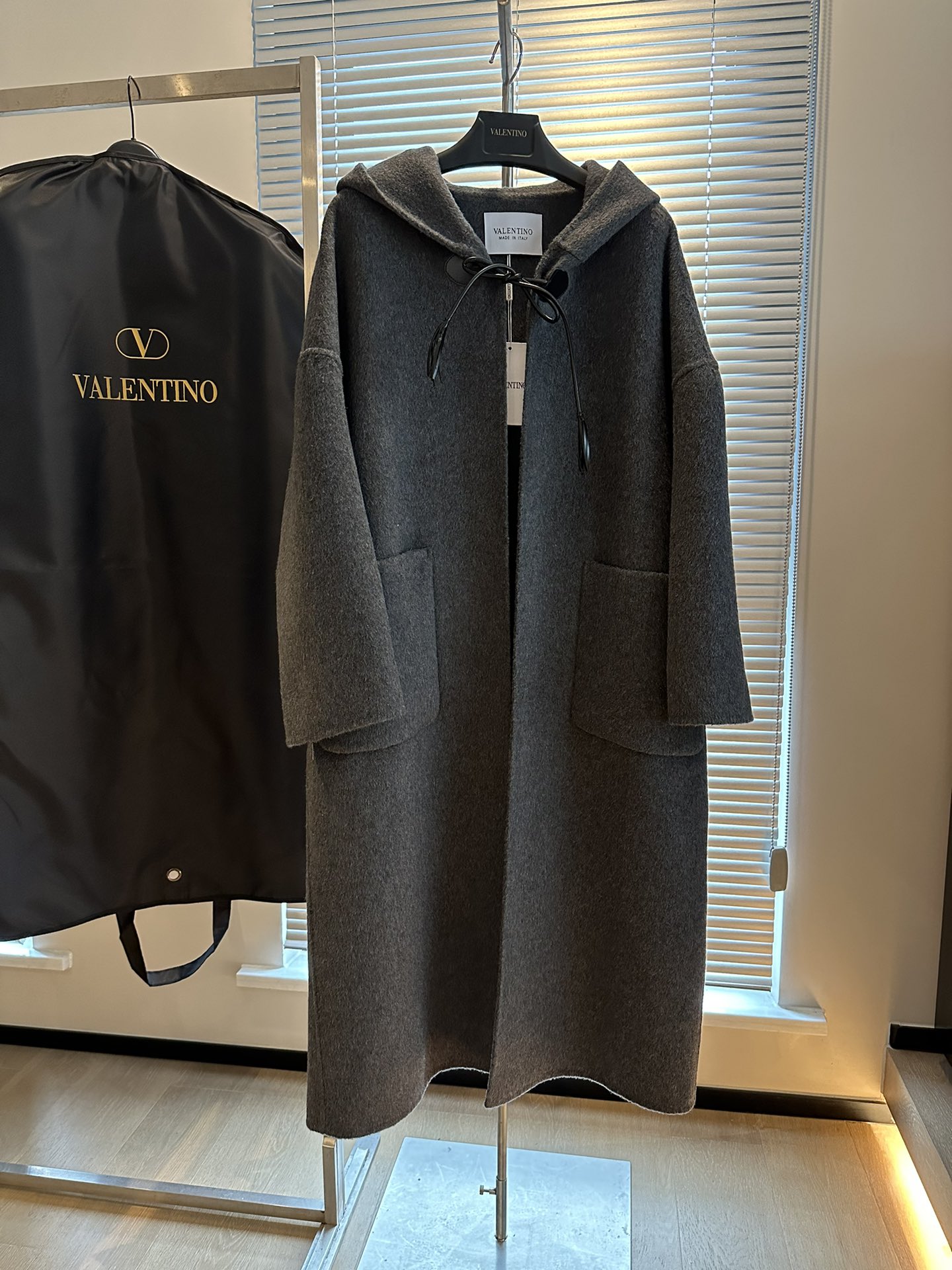 NO:638389,Valentin* nu 23fw autumn new style, simple and elegant design style, high-end Australian wool and alpaca fabrics equipped with sheepskin accessories imported from New Zealand, high-end luxury, very luxurious and simple lazy style hooded style, really worth buying, one size fits all, bust 120, length 115, bonus flash sale, special price, no return, no exchange, no free shipping, valentino, valentino, sheepskin, hats, alexander wang19860909Valentin*华伦天nu 23fw秋季新款 简约大气的设计风格 高端的澳毛和羊驼绒面料配备了新西兰进口绵羊皮辅料 高端奢华 很奢简的慵懒风连帽款 确实非常值得入手 均码 胸围120 衣长115 福利秒杀,特价 不退不换不包邮,valentino,valentino,sheepskin,hats,alexander wang,Women's clothing