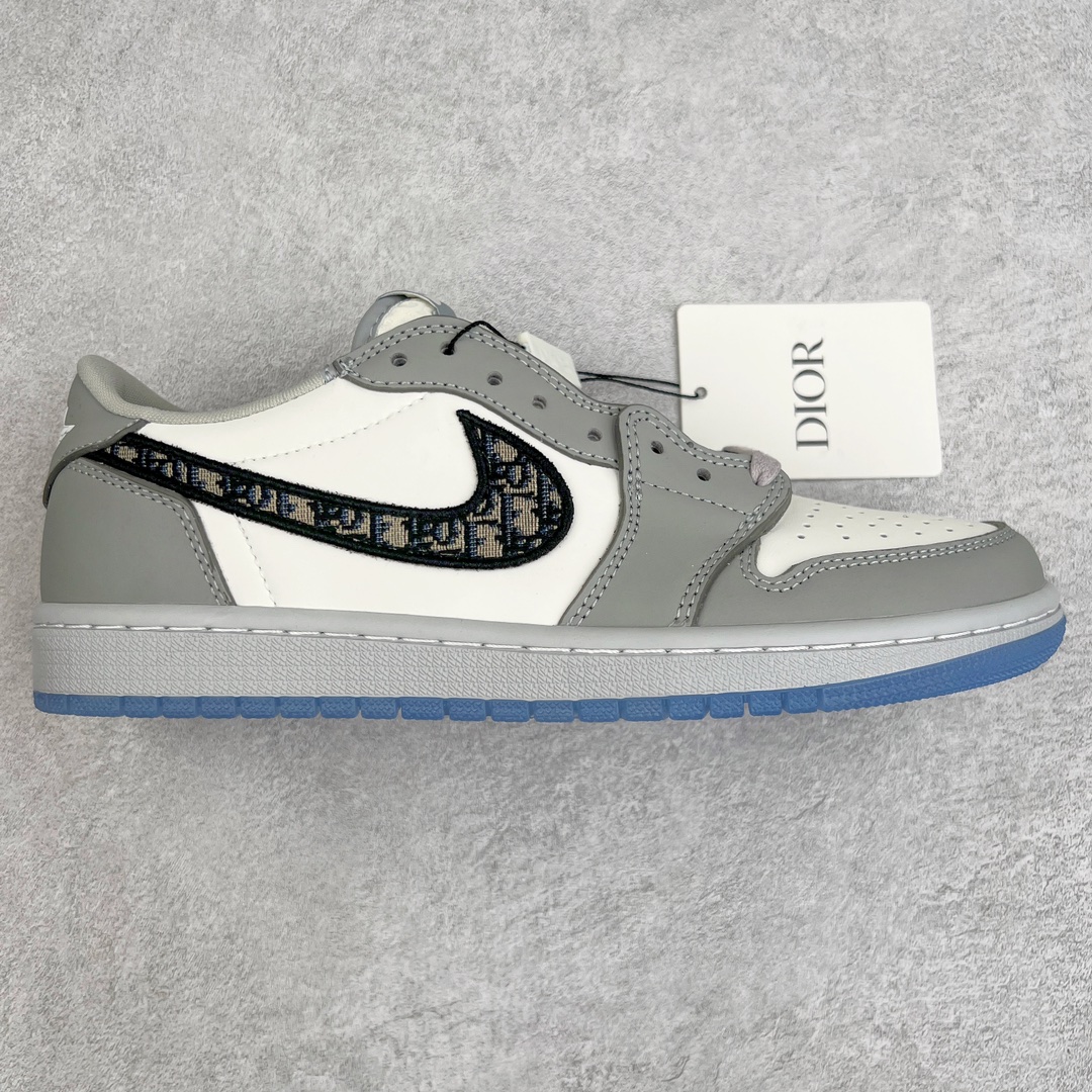 ＃KZ神版 Dior x Air Jordan AJ1 Low OG 迪奥联名低帮 CN8608-002 35周年限量联名鞋款选择了Air Jordan 1 为基底打造 选择白色与深灰色拼接呈现鞋身 鞋侧的Swoosh则以黑色刺绣镶边 并满幅点缀有Dior字母印花 鞋舌整体也压印有Dior字母印花 凸显细节 而最为显眼的设计则出现在外底 醒目的蓝色水晶大底内可以透视出黑色的DIOR与飞翼LOGO 联名的身份得以凸显 尺码：36 36.5 37.5 38 38.5 39 40 40.5 41 42 42.5 43 44 45 46 47.5-选品中心
