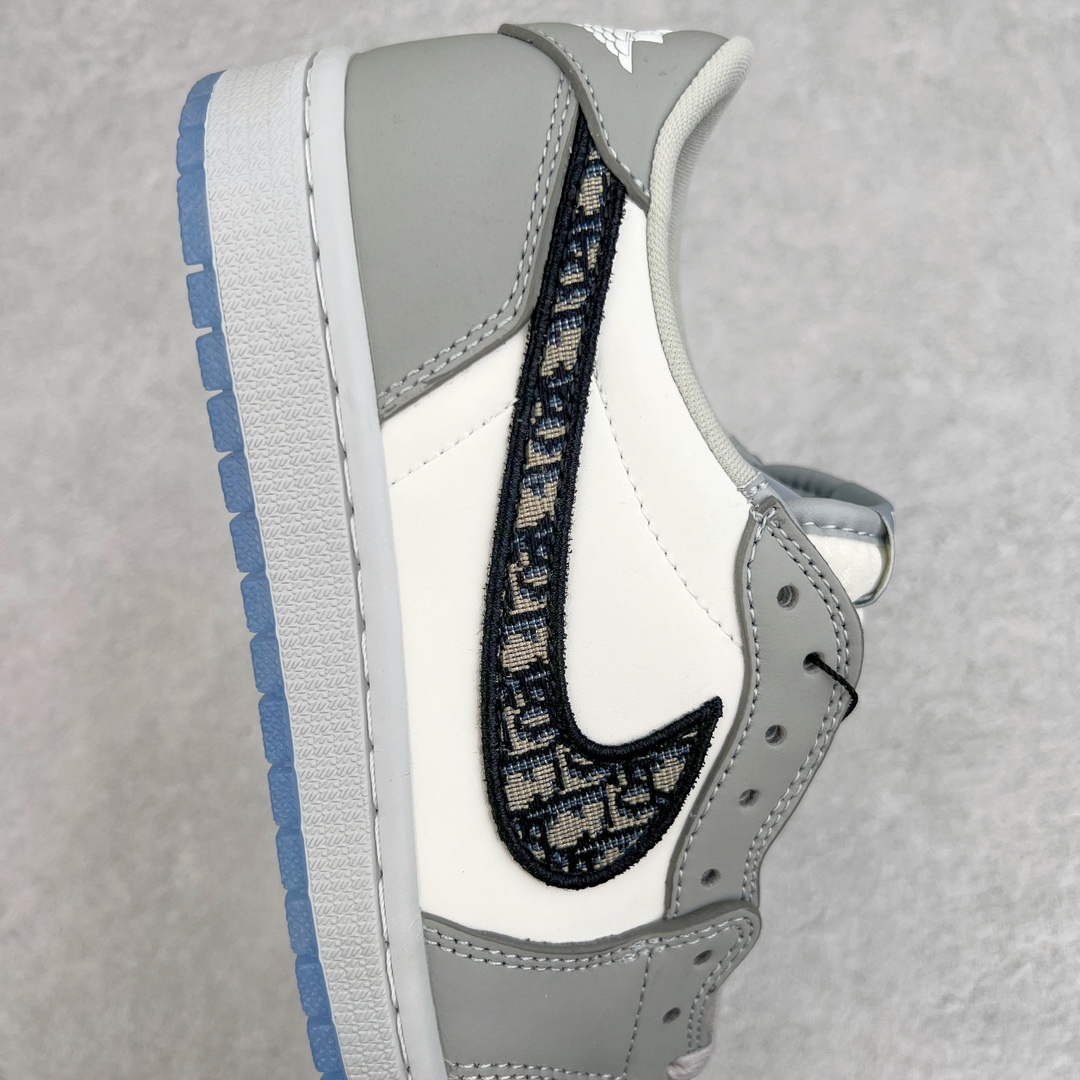 图片[6]-＃KZ神版 Dior x Air Jordan AJ1 Low OG 迪奥联名低帮 CN8608-002 35周年限量联名鞋款选择了Air Jordan 1 为基底打造 选择白色与深灰色拼接呈现鞋身 鞋侧的Swoosh则以黑色刺绣镶边 并满幅点缀有Dior字母印花 鞋舌整体也压印有Dior字母印花 凸显细节 而最为显眼的设计则出现在外底 醒目的蓝色水晶大底内可以透视出黑色的DIOR与飞翼LOGO 联名的身份得以凸显 尺码：36 36.5 37.5 38 38.5 39 40 40.5 41 42 42.5 43 44 45 46 47.5-选品中心