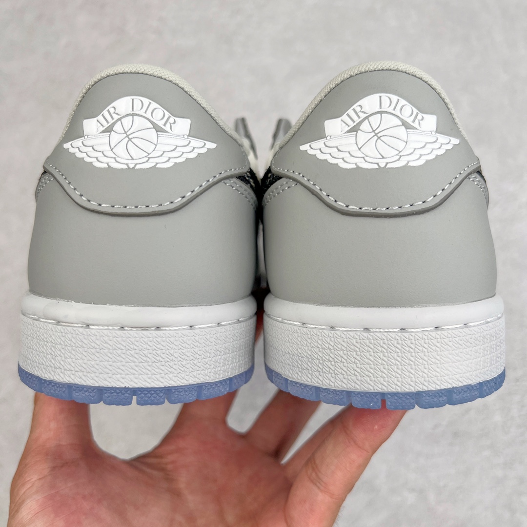 图片[8]-＃KZ神版 Dior x Air Jordan AJ1 Low OG 迪奥联名低帮 CN8608-002 35周年限量联名鞋款选择了Air Jordan 1 为基底打造 选择白色与深灰色拼接呈现鞋身 鞋侧的Swoosh则以黑色刺绣镶边 并满幅点缀有Dior字母印花 鞋舌整体也压印有Dior字母印花 凸显细节 而最为显眼的设计则出现在外底 醒目的蓝色水晶大底内可以透视出黑色的DIOR与飞翼LOGO 联名的身份得以凸显 尺码：36 36.5 37.5 38 38.5 39 40 40.5 41 42 42.5 43 44 45 46 47.5-选品中心