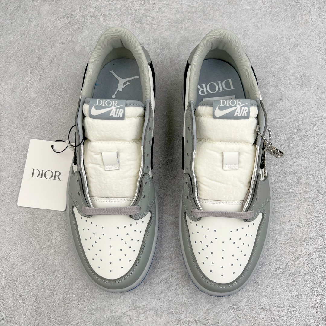 图片[2]-＃KZ神版 Dior x Air Jordan AJ1 Low OG 迪奥联名低帮 CN8608-002 35周年限量联名鞋款选择了Air Jordan 1 为基底打造 选择白色与深灰色拼接呈现鞋身 鞋侧的Swoosh则以黑色刺绣镶边 并满幅点缀有Dior字母印花 鞋舌整体也压印有Dior字母印花 凸显细节 而最为显眼的设计则出现在外底 醒目的蓝色水晶大底内可以透视出黑色的DIOR与飞翼LOGO 联名的身份得以凸显 尺码：36 36.5 37.5 38 38.5 39 40 40.5 41 42 42.5 43 44 45 46 47.5-选品中心