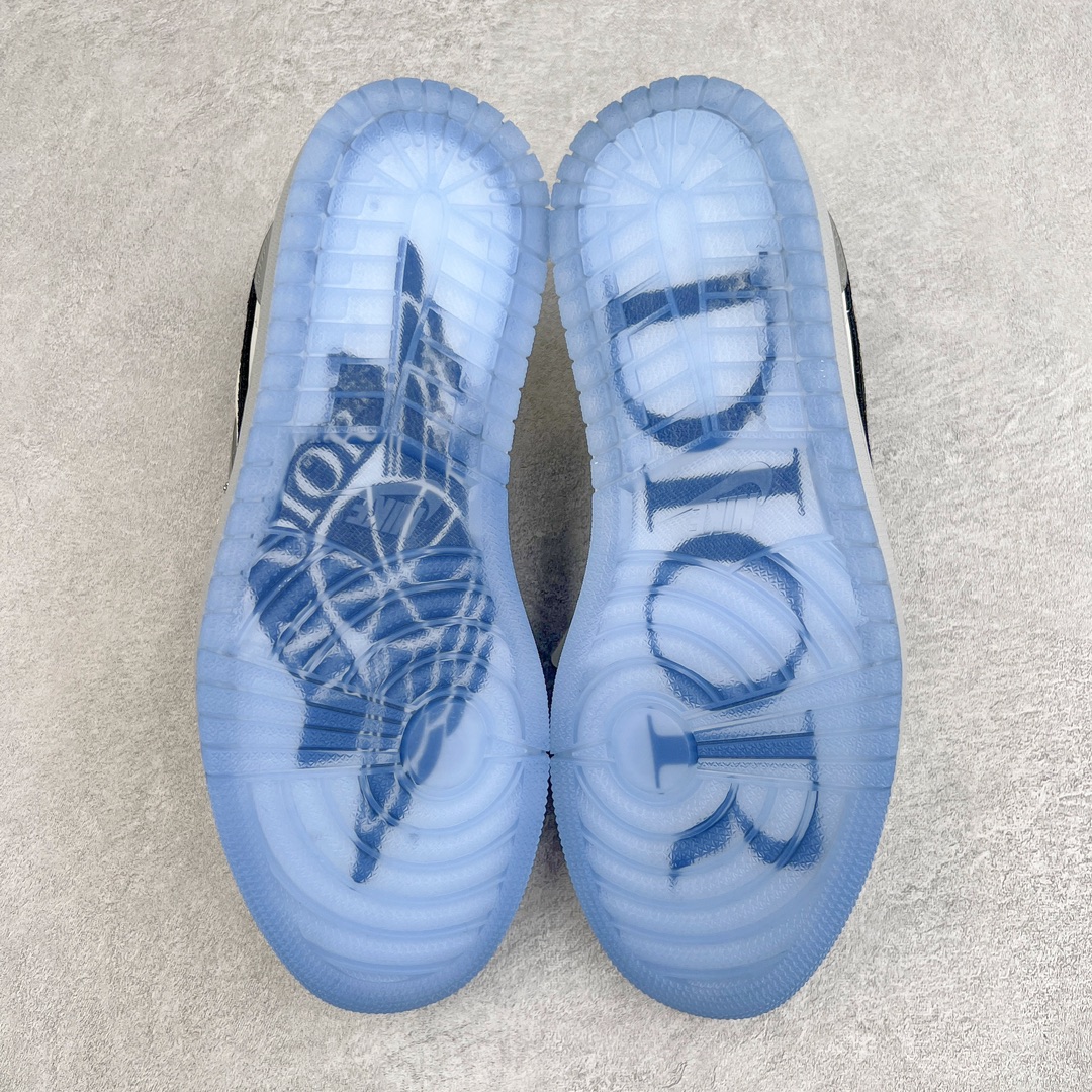 图片[9]-＃KZ神版 Dior x Air Jordan AJ1 Low OG 迪奥联名低帮 CN8608-002 35周年限量联名鞋款选择了Air Jordan 1 为基底打造 选择白色与深灰色拼接呈现鞋身 鞋侧的Swoosh则以黑色刺绣镶边 并满幅点缀有Dior字母印花 鞋舌整体也压印有Dior字母印花 凸显细节 而最为显眼的设计则出现在外底 醒目的蓝色水晶大底内可以透视出黑色的DIOR与飞翼LOGO 联名的身份得以凸显 尺码：36 36.5 37.5 38 38.5 39 40 40.5 41 42 42.5 43 44 45 46 47.5-选品中心
