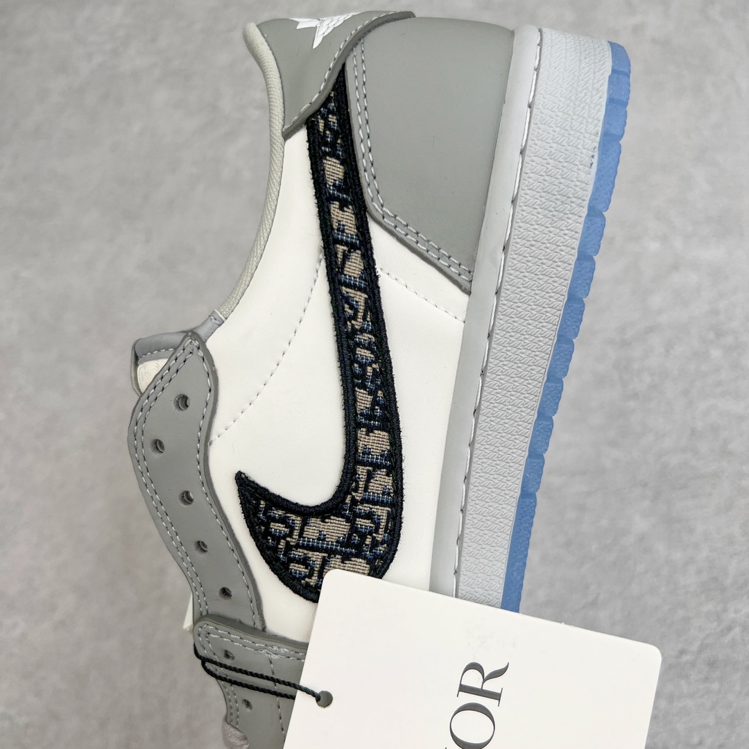 图片[7]-＃KZ神版 Dior x Air Jordan AJ1 Low OG 迪奥联名低帮 CN8608-002 35周年限量联名鞋款选择了Air Jordan 1 为基底打造 选择白色与深灰色拼接呈现鞋身 鞋侧的Swoosh则以黑色刺绣镶边 并满幅点缀有Dior字母印花 鞋舌整体也压印有Dior字母印花 凸显细节 而最为显眼的设计则出现在外底 醒目的蓝色水晶大底内可以透视出黑色的DIOR与飞翼LOGO 联名的身份得以凸显 尺码：36 36.5 37.5 38 38.5 39 40 40.5 41 42 42.5 43 44 45 46 47.5-选品中心