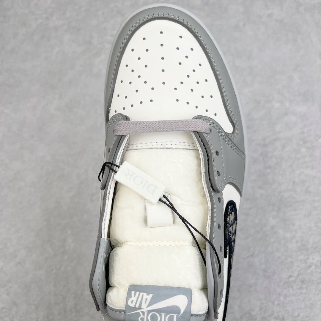 图片[4]-＃KZ神版 Dior x Air Jordan AJ1 Low OG 迪奥联名低帮 CN8608-002 35周年限量联名鞋款选择了Air Jordan 1 为基底打造 选择白色与深灰色拼接呈现鞋身 鞋侧的Swoosh则以黑色刺绣镶边 并满幅点缀有Dior字母印花 鞋舌整体也压印有Dior字母印花 凸显细节 而最为显眼的设计则出现在外底 醒目的蓝色水晶大底内可以透视出黑色的DIOR与飞翼LOGO 联名的身份得以凸显 尺码：36 36.5 37.5 38 38.5 39 40 40.5 41 42 42.5 43 44 45 46 47.5-选品中心