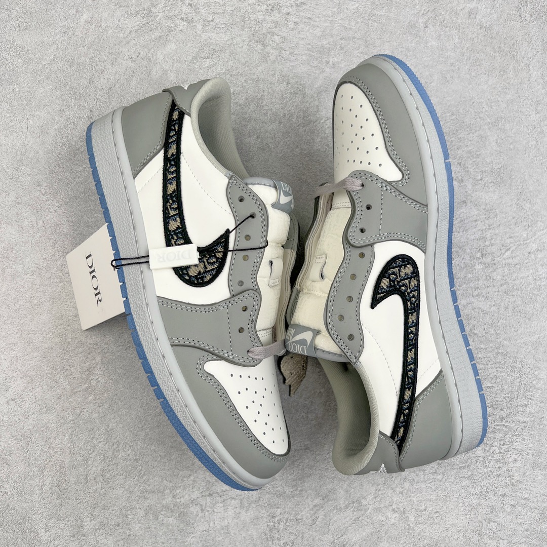 图片[3]-＃KZ神版 Dior x Air Jordan AJ1 Low OG 迪奥联名低帮 CN8608-002 35周年限量联名鞋款选择了Air Jordan 1 为基底打造 选择白色与深灰色拼接呈现鞋身 鞋侧的Swoosh则以黑色刺绣镶边 并满幅点缀有Dior字母印花 鞋舌整体也压印有Dior字母印花 凸显细节 而最为显眼的设计则出现在外底 醒目的蓝色水晶大底内可以透视出黑色的DIOR与飞翼LOGO 联名的身份得以凸显 尺码：36 36.5 37.5 38 38.5 39 40 40.5 41 42 42.5 43 44 45 46 47.5-选品中心