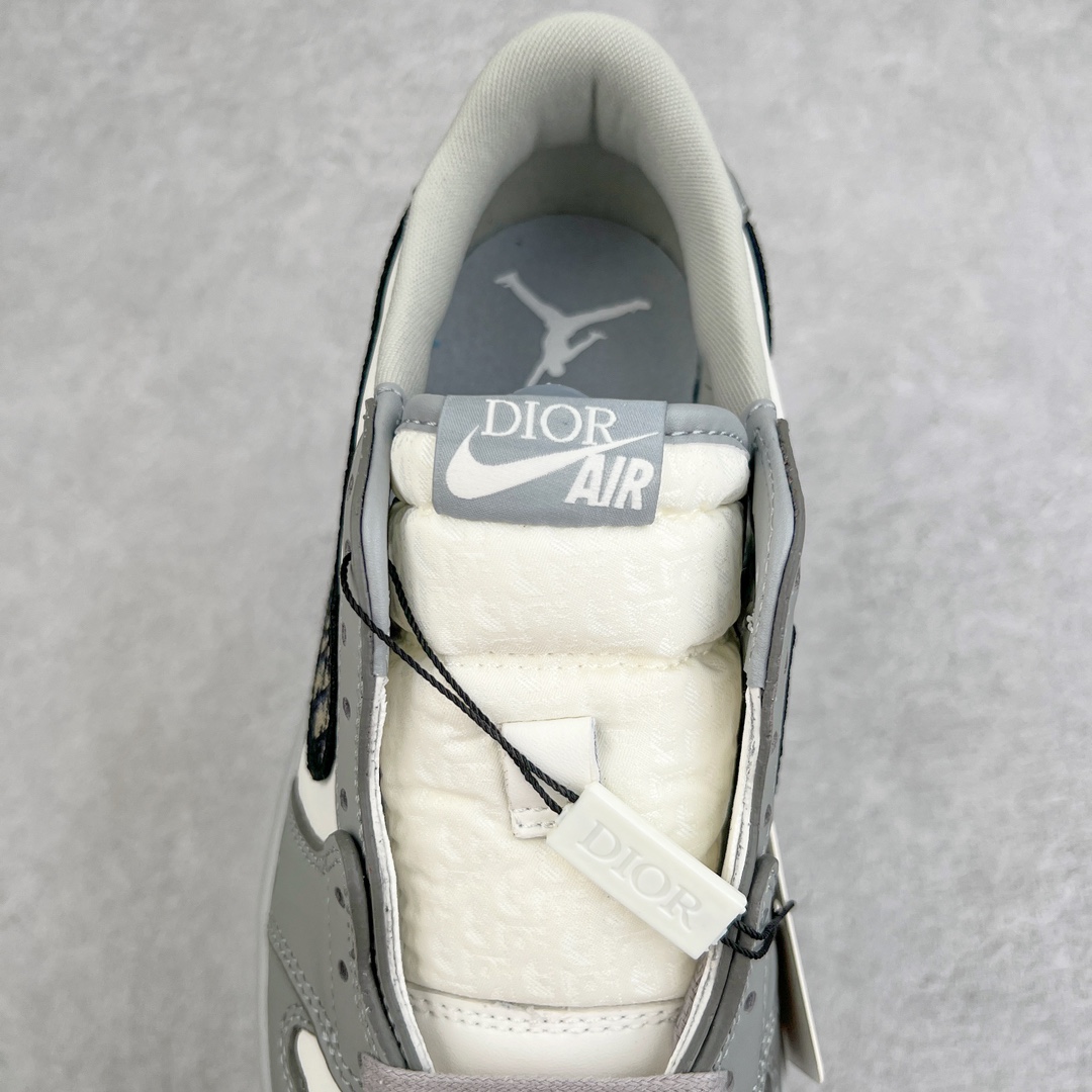 图片[5]-＃KZ神版 Dior x Air Jordan AJ1 Low OG 迪奥联名低帮 CN8608-002 35周年限量联名鞋款选择了Air Jordan 1 为基底打造 选择白色与深灰色拼接呈现鞋身 鞋侧的Swoosh则以黑色刺绣镶边 并满幅点缀有Dior字母印花 鞋舌整体也压印有Dior字母印花 凸显细节 而最为显眼的设计则出现在外底 醒目的蓝色水晶大底内可以透视出黑色的DIOR与飞翼LOGO 联名的身份得以凸显 尺码：36 36.5 37.5 38 38.5 39 40 40.5 41 42 42.5 43 44 45 46 47.5-选品中心