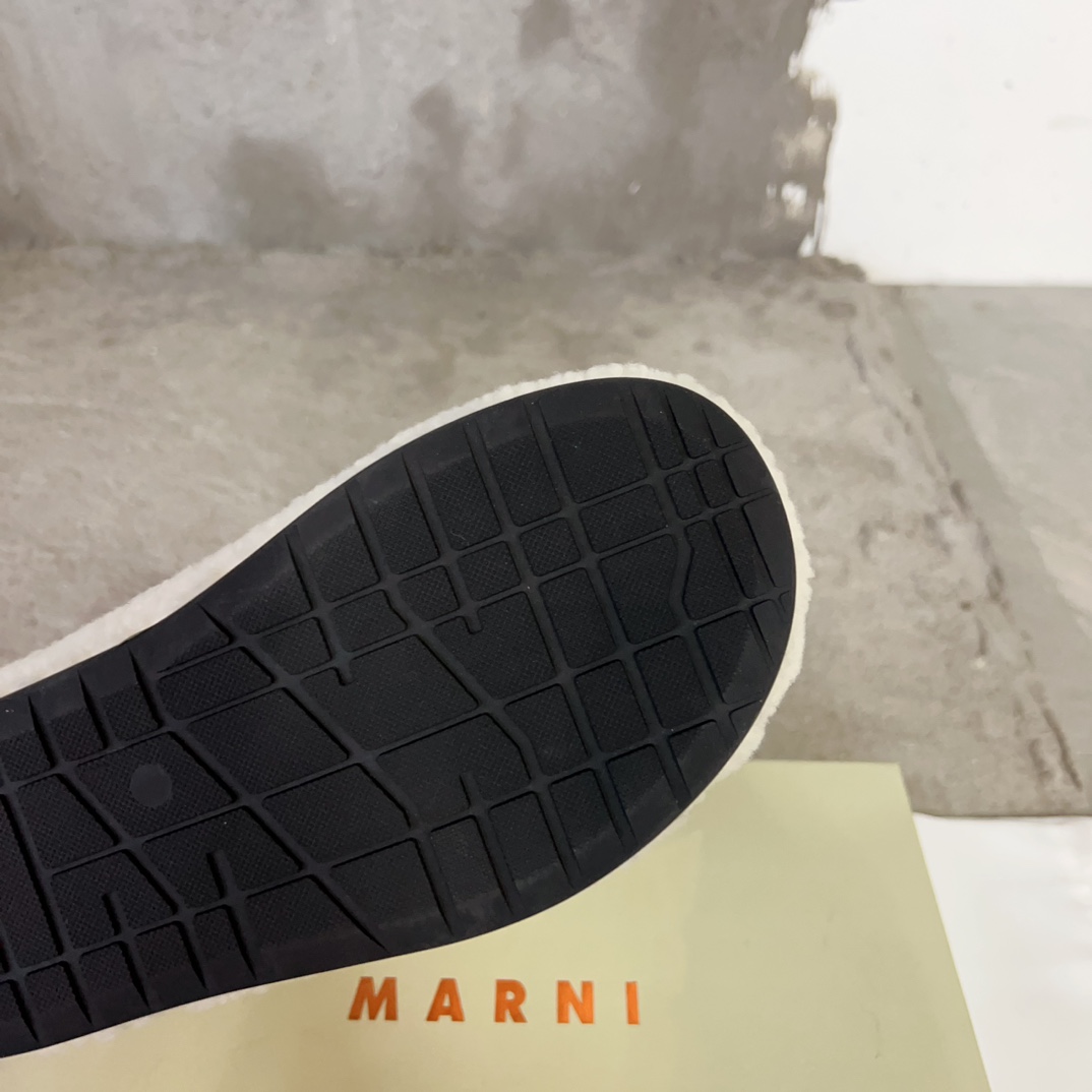 玛尼新款毛毛鞋Marni是来自意大利