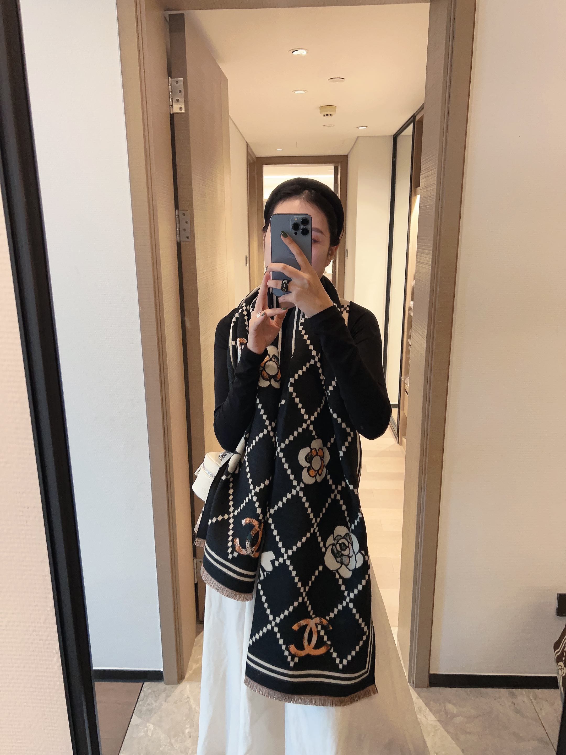 NO:603371,Batch new model [H-CHA-1006] [Xiaoxiang Mesh] Grab VIP recommendation Be sure to get started quickly [High-end Big Love Pure cashmere It feels so comfortable for babies that it is a must-have for women. It is very rare. It can be used in all seasons. It is really beautiful and makes people very excited. The upper body effect is simply beautiful. The quality is perfect. The whole scarf gives people a big-name aura and is very delicate and beautiful at the same time. It is definitely a new model worth buying. Once you get the real thing, you will be glad that you are a woman's perfect product.  It is worth appreciating the perfect temperament and taste. Ditails are the first choice for VIPs. Upper size 18065 ordinary scarf, ordinary scarf19860909批 新款【H-CHA-1006】【小香网状】抢VIP推荐 下手一定要快【高端 大爱 纯羊绒 婴儿触感舒服到飞女人尤物 货极少 四季都可以用真心美的让人非常非常心动 上身效果简直美翻了 品质非常完美 整个围巾给人大牌气场的同时又非常精致秀丽绝对值得入手的新款 实物一拿到就会庆幸自己是女人的绝美好货 值得品鉴完美气质品味Ditails首选VIP们 上尺寸18065普通围巾,普通围巾,scarf