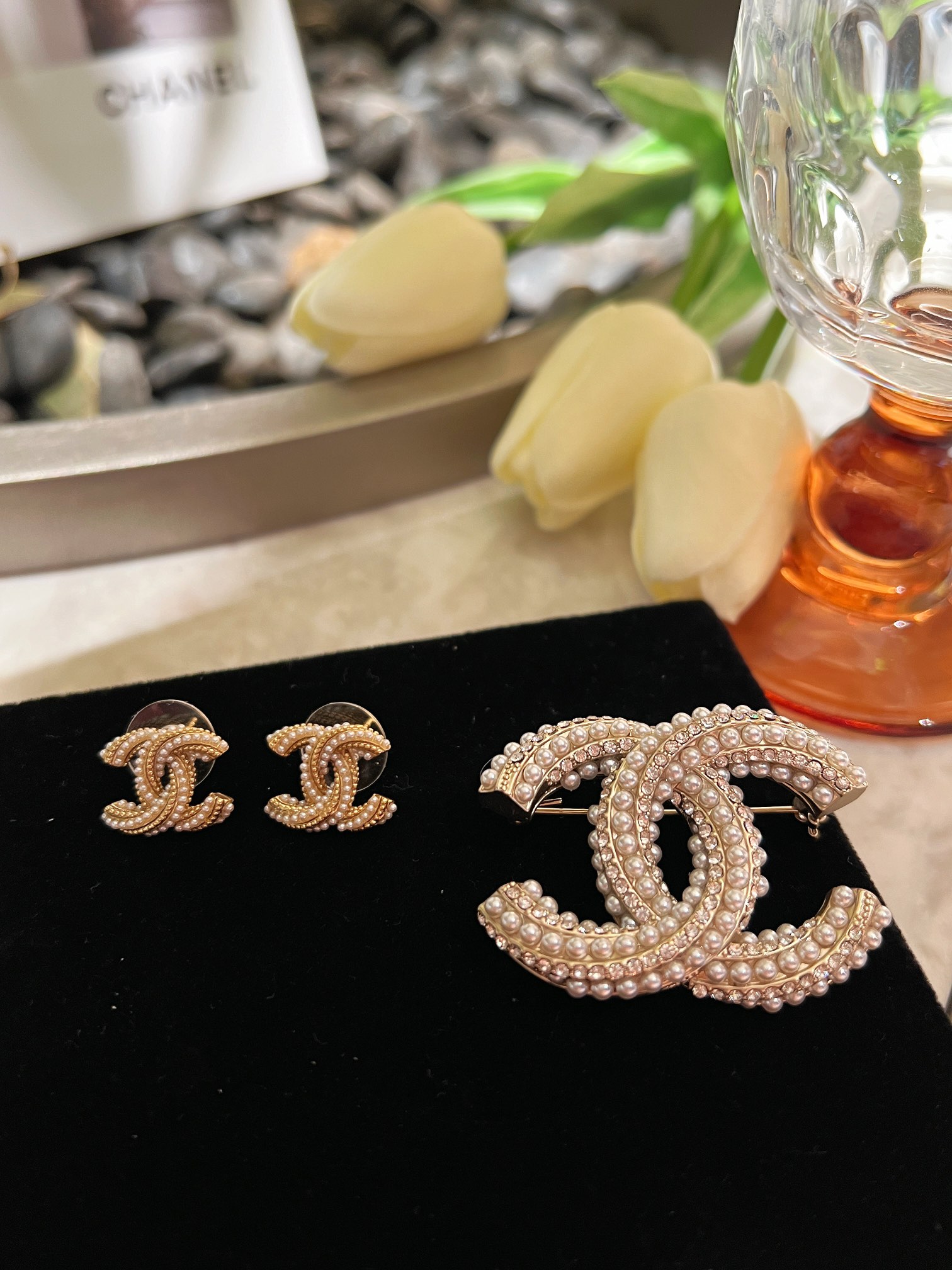 NO:101958,Little Fragrance Pearl Diamond Set Brooch Earrings, Chanel Earrings Chanel Brooch, Chanel, Brooch, Brooch, Brooch19860909小香麻花珍珠间钻套装 胸针耳钉,香奈儿耳钉香奈儿胸针,chanel,brooch，breastpin,Jewelry