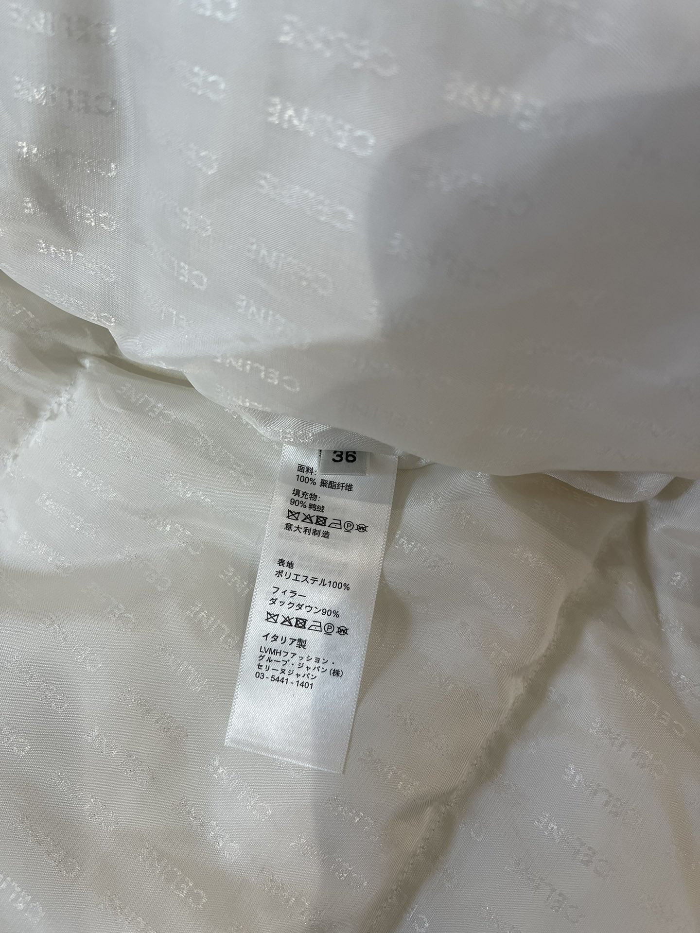T9965#新款羽绒服⚠️特价‼️
celine 凯旋门logo绣花 90% 白鸭绒 保暖 羽绒服  白