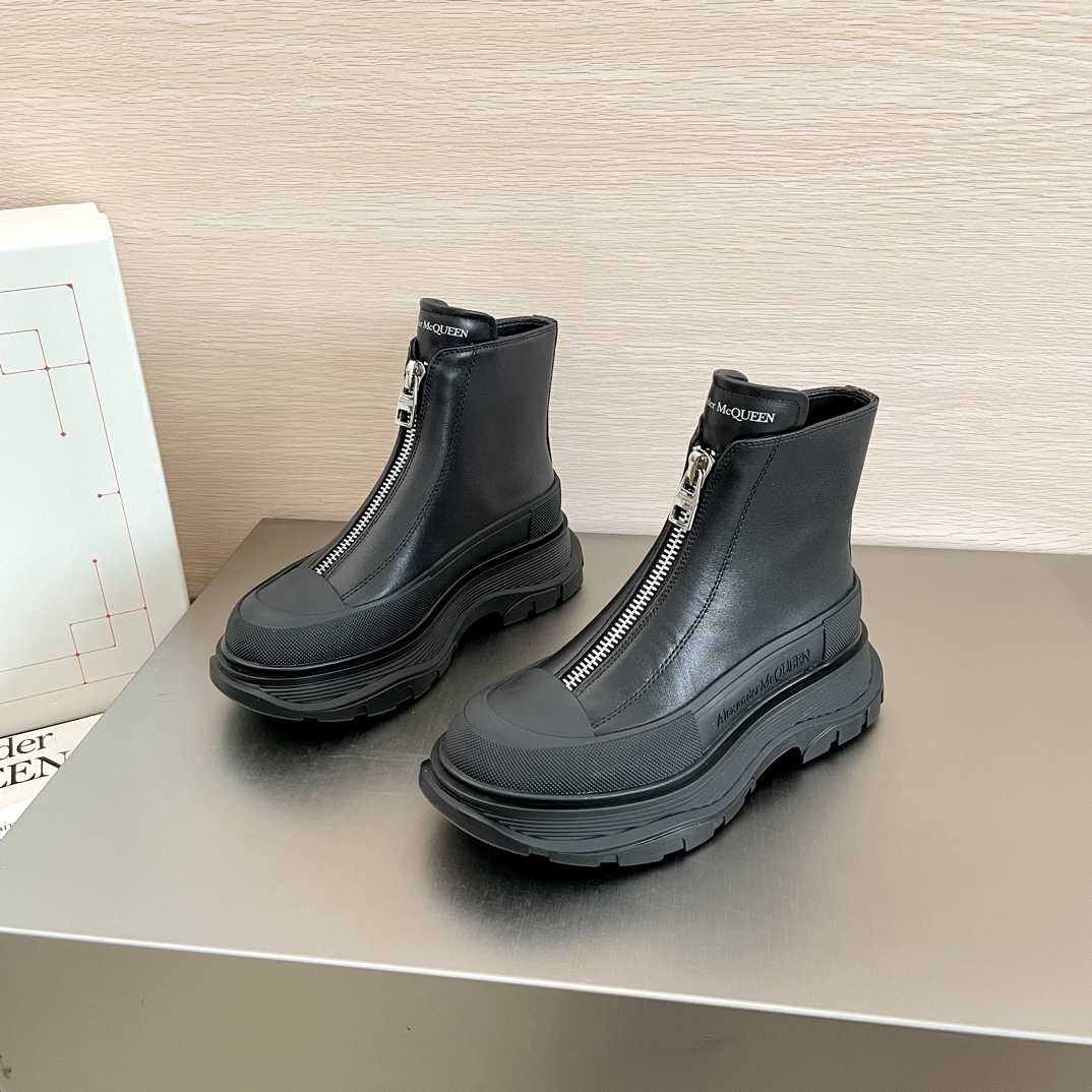 Botas sólidas con cremallera Alexander McQUEEN/Alexander McQueen Tread Slick para parejas. Estas botas Tread Slick está…