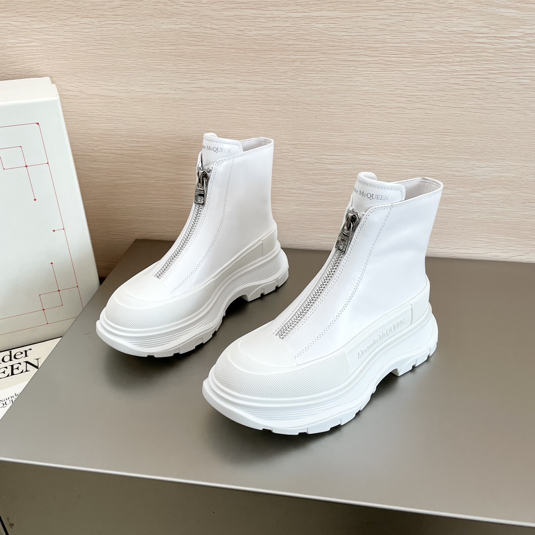 Botas sólidas con cremallera Alexander McQUEEN/Alexander McQueen Tread Slick para parejas. Estas botas Tread Slick está…