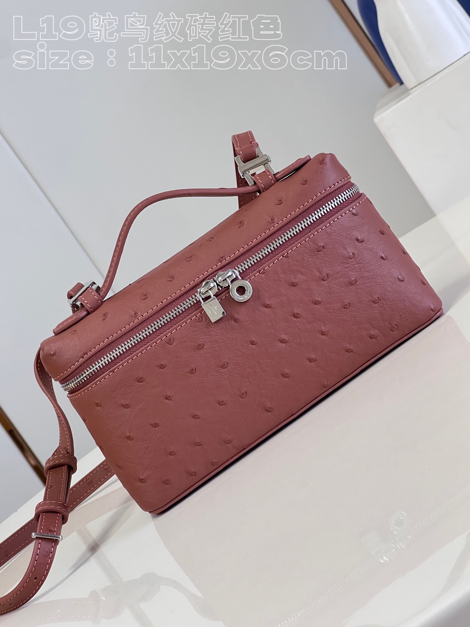 NO:400664,[Exclusive real photo of L19 ostrich pattern] This Extra Pocket clutch is a combination of precious materials, classic style and simple design. The functional design of large opening structure is a good choice for vibrant modern women to carry daily necessities. The bag is made of ostrich leather and has a slightly uneven texture. The careful production and pursuit of details sublimate the natural transparency and full color of the leather. It is versatile accessories, which are very suitable for gifts for your own use. Product size 11 x 19 x 6.5 cm Reward price Rejected bargaining, LV [original leather], louis vuitton, handbag, ostrich skin19860909【独家实拍 L19鸵鸟纹】这款 Extra Pocket 手拿包是珍贵材料、经典风格和简约设计的组合体.大开口结构的功能性设计,是充满活力现代女性携带日常用品的上好选择.包包采用鸵鸟皮制作,具有稍微不均匀的纹理,而精心制作和对细节的追求升华了皮革的天然透明性和色彩饱满感,百搭的配饰,无论送礼自用都十分合适.产品尺寸11 x 19 x 6.5 厘米 回馈价 拒绝议价,LV【原厂皮】,louis vuitton,handbag,ostrich skin,Bag