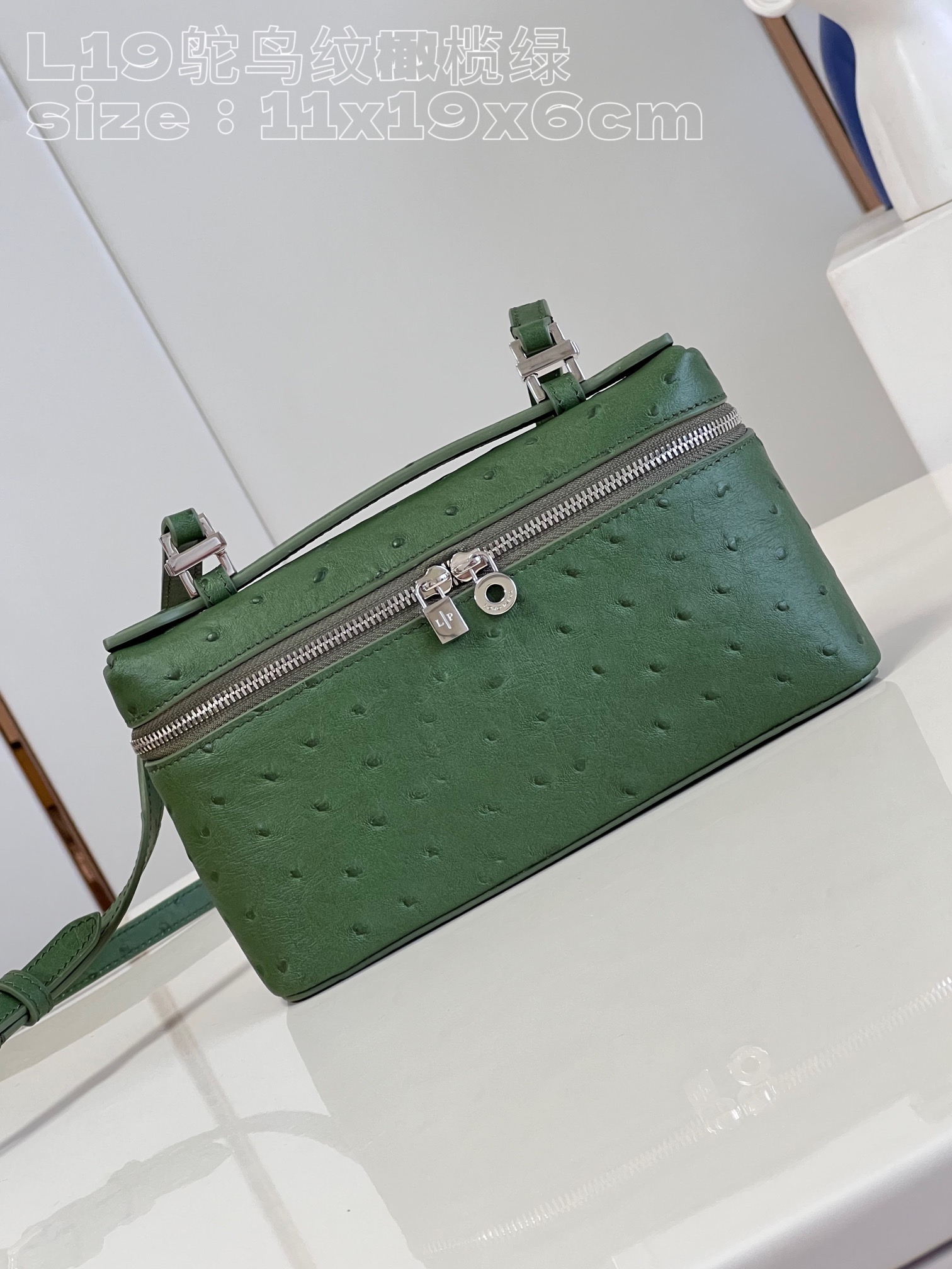 NO:400666,[Exclusive real photo of L19 ostrich pattern olive green] This Extra Pocket clutch is a combination of precious materials, classic style and simple design. The functional design of large opening structure is a good choice for vibrant modern women to carry daily necessities. The bag is made of ostrich leather and has a slightly uneven texture. The careful production and pursuit of details sublimate the natural transparency and full color of the leather. It is versatile accessories, which are very suitable for gifts for your own use. Product size 11 x 19 x 6.5 cm Reward price Rejected bargaining, LV [original leather], louis vuitton, handbag, ostrich skin19860909【独家实拍 L19鸵鸟纹橄榄绿】这款 Extra Pocket 手拿包是珍贵材料、经典风格和简约设计的组合体.大开口结构的功能性设计,是充满活力现代女性携带日常用品的上好选择.包包采用鸵鸟皮制作,具有稍微不均匀的纹理,而精心制作和对细节的追求升华了皮革的天然透明性和色彩饱满感,百搭的配饰,无论送礼自用都十分合适.产品尺寸11 x 19 x 6.5 厘米 回馈价 拒绝议价,LV【原厂皮】,louis vuitton,handbag,ostrich skin,Bag