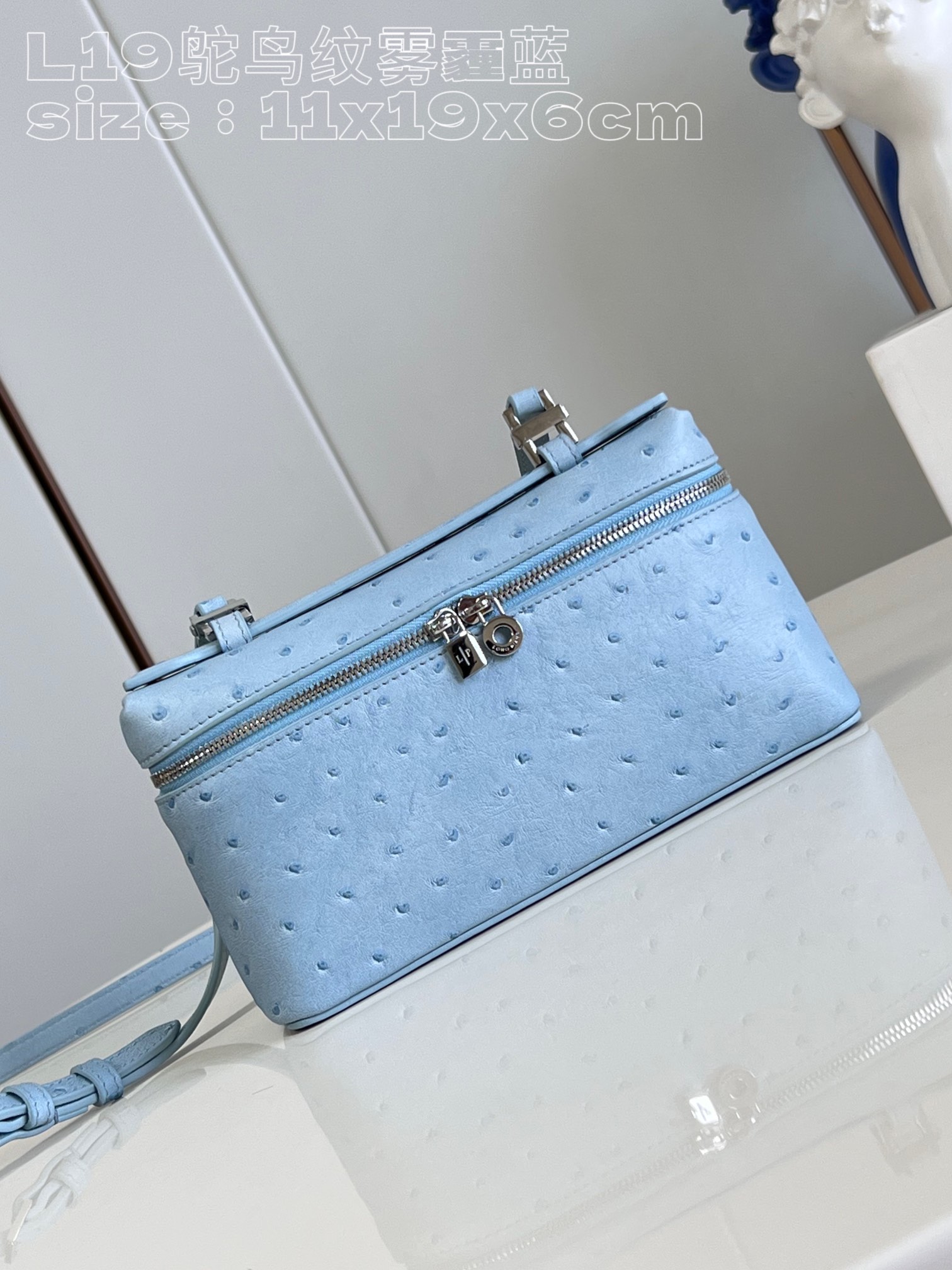NO:400668,[Exclusive real photo of L19 ostrich pattern haze blue] This Extra Pocket clutch is a combination of precious materials, classic style and simple design. The functional design of large opening structure is a good choice for vibrant modern women to carry daily necessities. The bag is made of ostrich leather and has a slightly uneven texture. The careful production and pursuit of details sublimate the natural transparency and full color of the leather. It is versatile accessories, which are very suitable for gifts for your own use. Product size 11 x 19 x 6.5 cm Reward price Rejected bargaining, LV [original leather], louis vuitton, handbag, ostrich skin19860909【独家实拍 L19鸵鸟纹雾霾蓝】这款 Extra Pocket 手拿包是珍贵材料、经典风格和简约设计的组合体.大开口结构的功能性设计,是充满活力现代女性携带日常用品的上好选择.包包采用鸵鸟皮制作,具有稍微不均匀的纹理,而精心制作和对细节的追求升华了皮革的天然透明性和色彩饱满感,百搭的配饰,无论送礼自用都十分合适.产品尺寸11 x 19 x 6.5 厘米 回馈价 拒绝议价,LV【原厂皮】,louis vuitton,handbag,ostrich skin,Bag