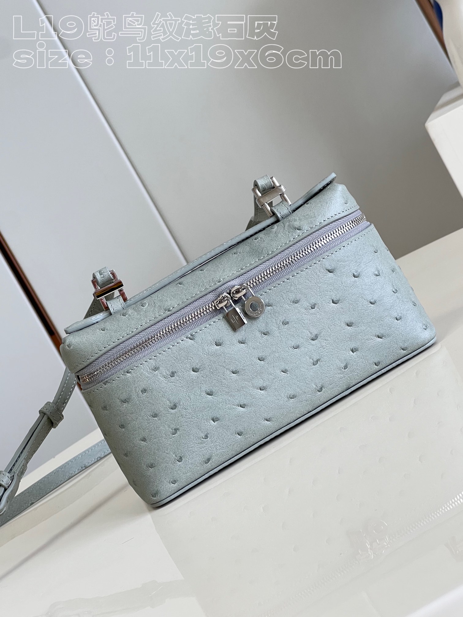 NO:400670,[Exclusive photo of L19 ostrich pattern light lime] This Extra Pocket clutch is a combination of precious materials, classic style and simple design. The functional design of large opening structure is a good choice for vibrant modern women to carry daily necessities. The bag is made of ostrich leather and has a slightly uneven texture. The careful production and pursuit of details sublimate the natural transparency and full color of the leather. It is versatile accessories, which are very suitable for gifts for your own use. Product size 11 x 19 x 6.5 cm Reward price Rejected bargaining, LV [original leather], louis vuitton, handbag, ostrich skin19860909【独家实拍 L19鸵鸟纹浅石灰】这款 Extra Pocket 手拿包是珍贵材料、经典风格和简约设计的组合体.大开口结构的功能性设计,是充满活力现代女性携带日常用品的上好选择.包包采用鸵鸟皮制作,具有稍微不均匀的纹理,而精心制作和对细节的追求升华了皮革的天然透明性和色彩饱满感,百搭的配饰,无论送礼自用都十分合适.产品尺寸11 x 19 x 6.5 厘米 回馈价 拒绝议价,LV【原厂皮】,louis vuitton,handbag,ostrich skin,Bag