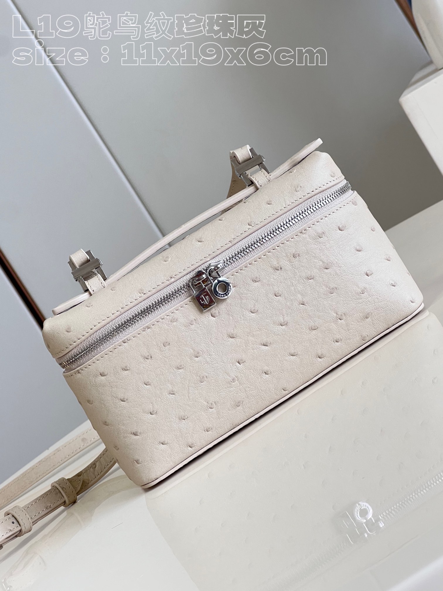 NO:400672,[Exclusive real photo of L19 ostrich pattern pearl gray] This Extra Pocket clutch is a combination of precious materials, classic style and simple design. The functional design of large opening structure is a good choice for vibrant modern women to carry daily necessities. The bag is made of ostrich leather and has a slightly uneven texture. The careful production and pursuit of details sublimate the natural transparency and full color of the leather. It is versatile accessories, which are very suitable for gifts for your own use. Product size 11 x 19 x 6.5 cm Reward price Rejected bargaining, LV [original leather], louis vuitton, handbag, ostrich skin19860909【独家实拍 L19鸵鸟纹珍珠灰】这款 Extra Pocket 手拿包是珍贵材料、经典风格和简约设计的组合体.大开口结构的功能性设计,是充满活力现代女性携带日常用品的上好选择.包包采用鸵鸟皮制作,具有稍微不均匀的纹理,而精心制作和对细节的追求升华了皮革的天然透明性和色彩饱满感,百搭的配饰,无论送礼自用都十分合适.产品尺寸11 x 19 x 6.5 厘米 回馈价 拒绝议价,LV【原厂皮】,louis vuitton,handbag,ostrich skin,Bag