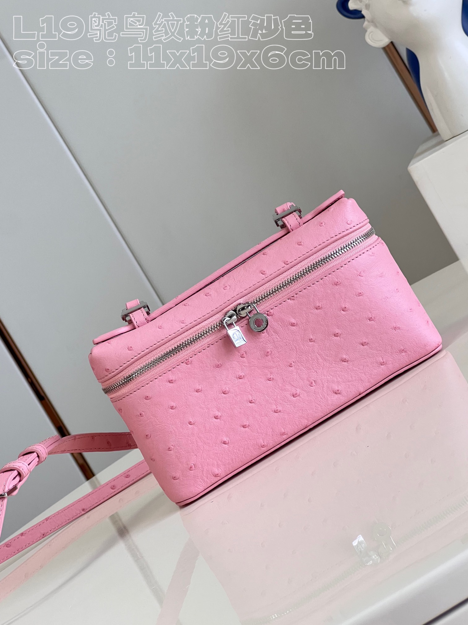 NO:400674,[Exclusive real photo of L19 ostrich pattern pink sand color] This Extra Pocket clutch is a combination of precious materials, classic style and simple design. The functional design of large opening structure is a good choice for vibrant modern women to carry daily necessities. The bag is made of ostrich leather and has a slightly uneven texture. The careful production and pursuit of details sublimate the natural transparency and full color of the leather. The versatile accessories are very suitable for gifts for your own use. Product size 11 x 19 x 6.5 cm Reward price Rejected bargaining, LV [original leather], louis vuitton, handbag, ostrich skin19860909【独家实拍 L19鸵鸟纹粉红沙色】这款 Extra Pocket 手拿包是珍贵材料、经典风格和简约设计的组合体.大开口结构的功能性设计,是充满活力现代女性携带日常用品的上好选择.包包采用鸵鸟皮制作,具有稍微不均匀的纹理,而精心制作和对细节的追求升华了皮革的天然透明性和色彩饱满感,百搭的配饰,无论送礼自用都十分合适.产品尺寸11 x 19 x 6.5 厘米 回馈价 拒绝议价,LV【原厂皮】,louis vuitton,handbag,ostrich skin,Bag