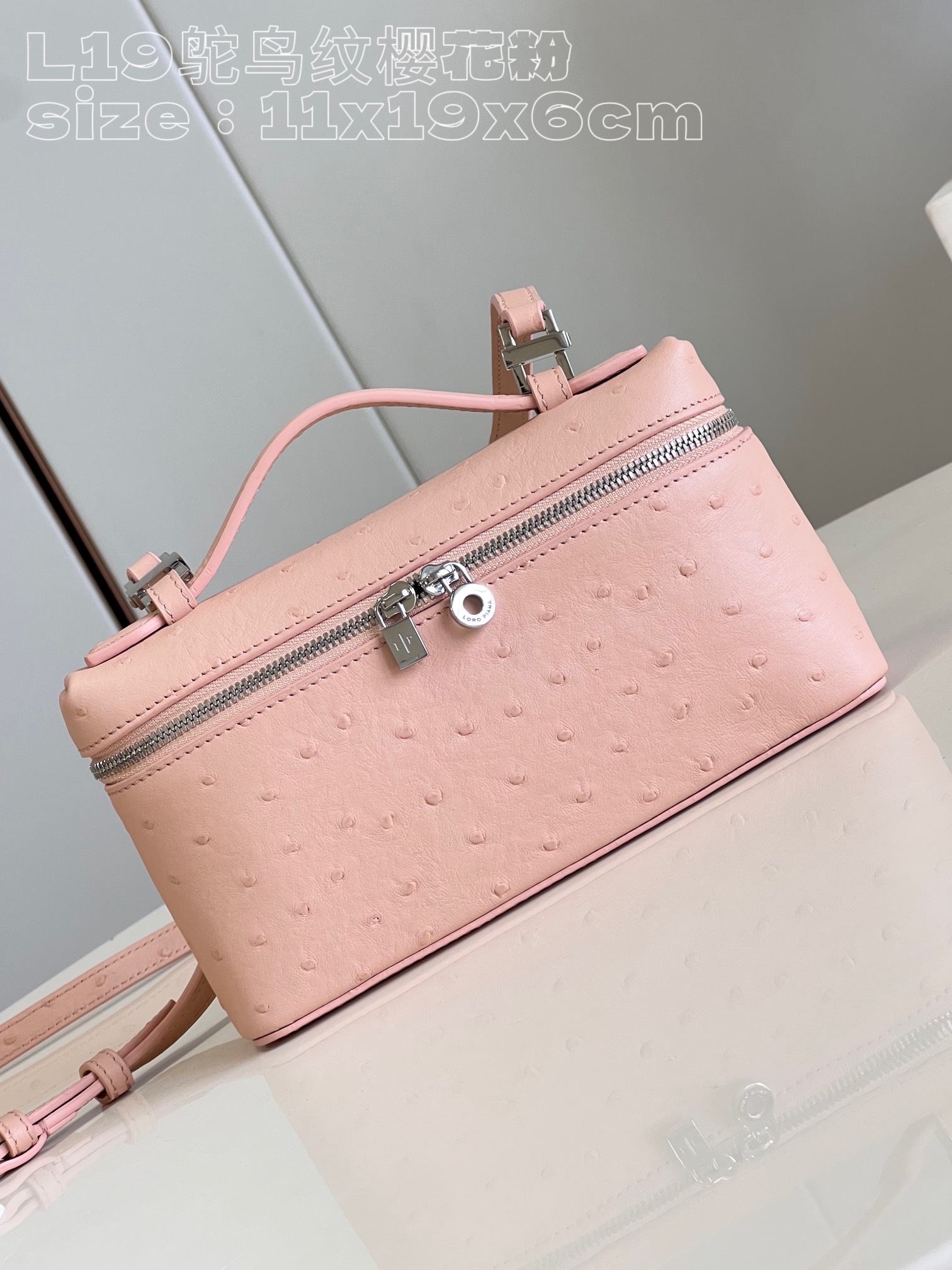 NO:400676,[Exclusive real photo of L19 ostrich pattern cherry blossom powder] This Extra Pocket clutch is a combination of precious materials, classic style and simple design. The functional design of large opening structure is a good choice for vibrant modern women to carry daily necessities. The bag is made of ostrich leather and has a slightly uneven texture. The careful production and pursuit of details sublimate the natural transparency and full color of the leather. It is versatile accessories, which are very suitable for gifts for your own use. Product size 11 x 19 x 6.5 cm Reward price Rejected bargaining, LV [original leather], louis vuitton, handbag, ostrich skin19860909【独家实拍 L19鸵鸟纹樱花粉】这款 Extra Pocket 手拿包是珍贵材料、经典风格和简约设计的组合体.大开口结构的功能性设计,是充满活力现代女性携带日常用品的上好选择.包包采用鸵鸟皮制作,具有稍微不均匀的纹理,而精心制作和对细节的追求升华了皮革的天然透明性和色彩饱满感,百搭的配饰,无论送礼自用都十分合适.产品尺寸11 x 19 x 6.5 厘米 回馈价 拒绝议价,LV【原厂皮】,louis vuitton,handbag,ostrich skin,Bag