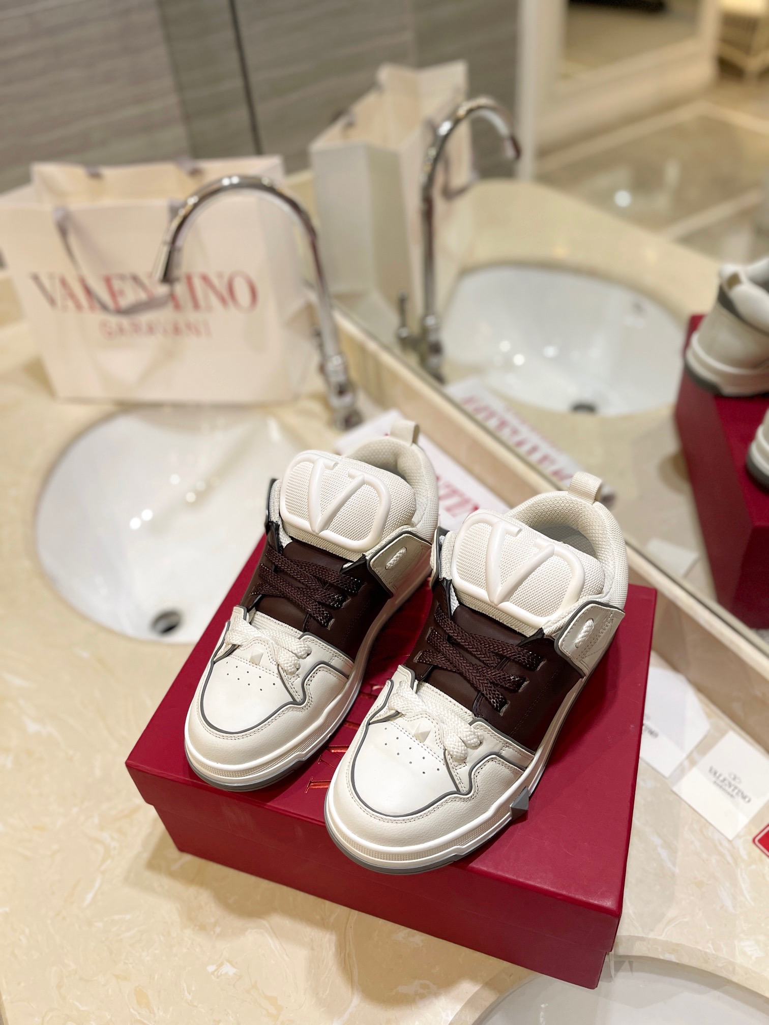 Valentino P950: Classic Couple’s Leisure Shoes with Original Craft and High-End Quality - 图片 1