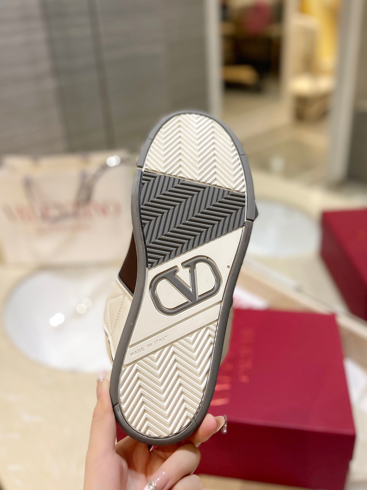 Valentino P950: Classic Couple’s Leisure Shoes with Original Craft and High-End Quality - 图片 9